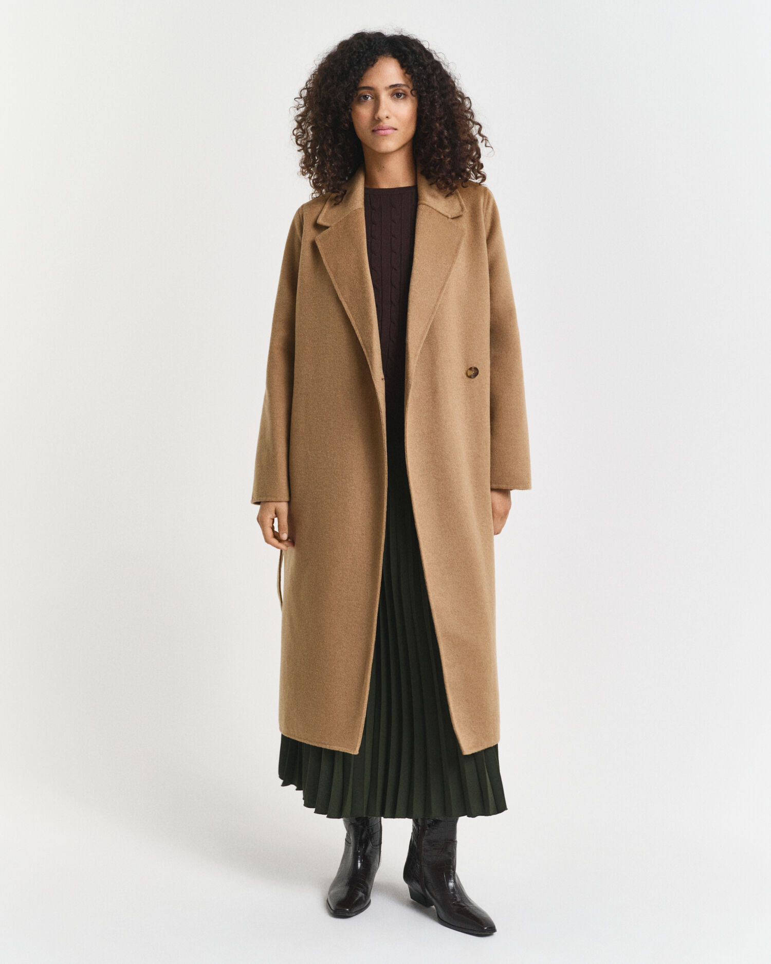 Cappotto con cintura e cuciture a mano