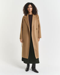 Cappotto con cintura e cuciture a mano