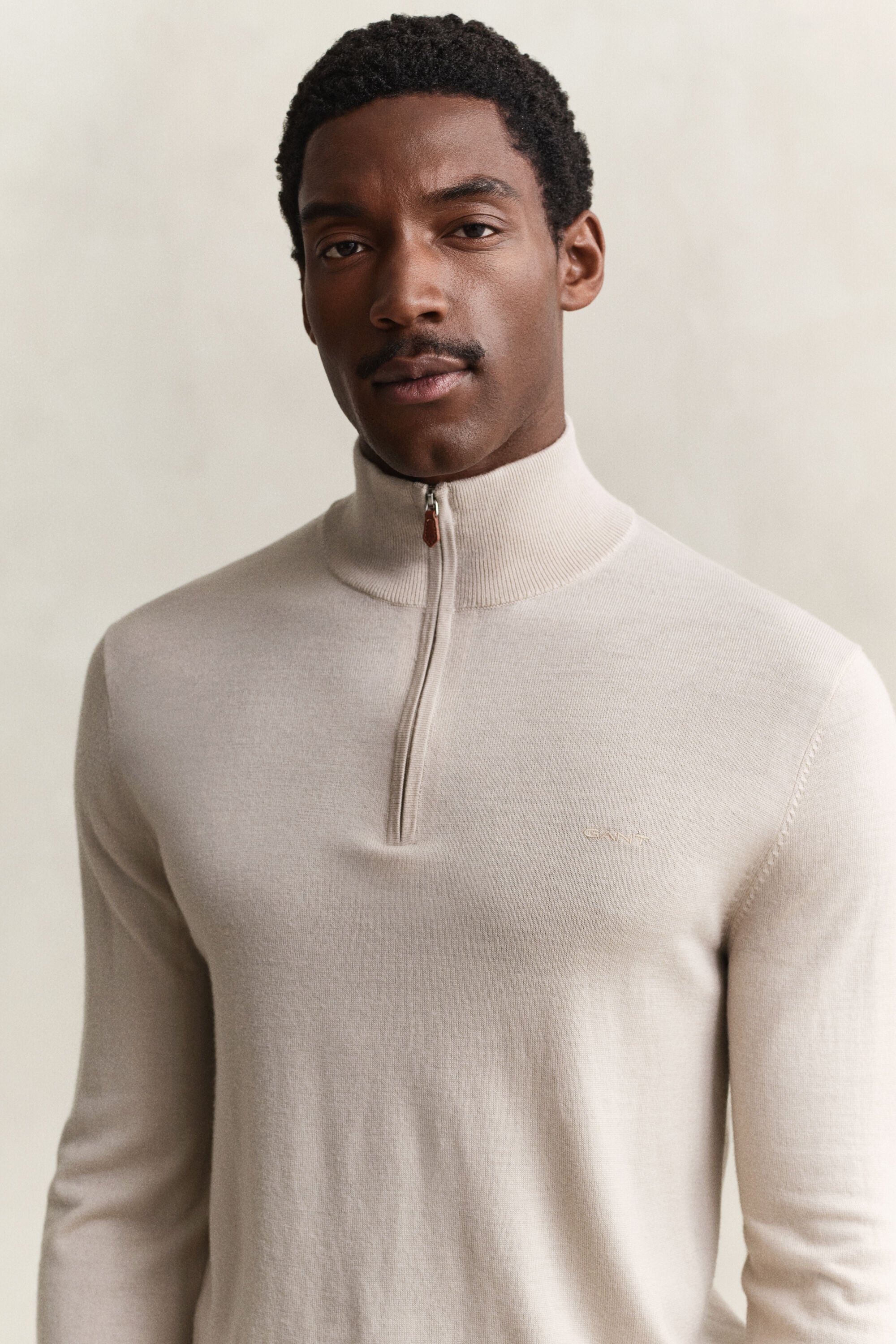 Maglia in lana merino a coste con zip corta