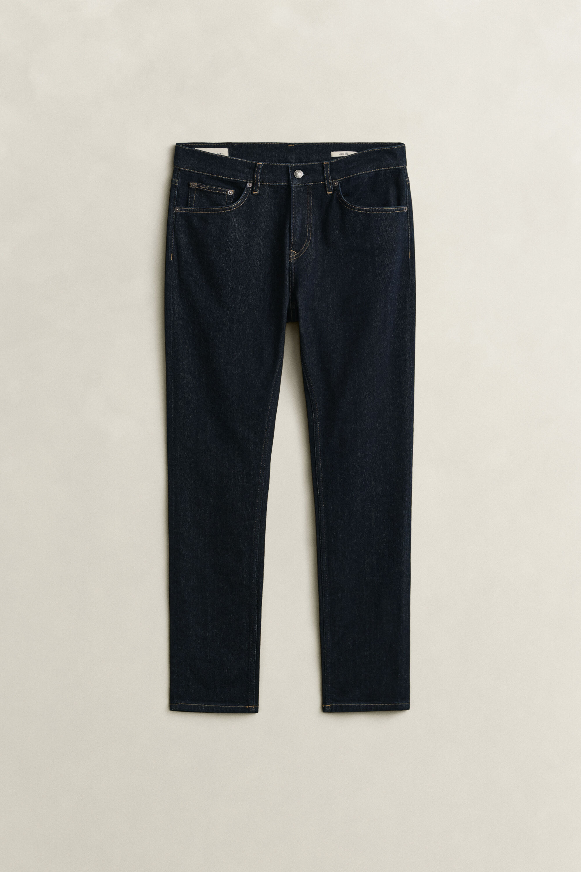 Jeans slim fit con lavaggio uniforme