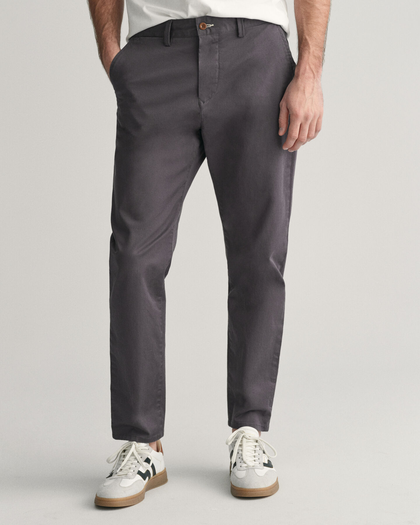 Pantaloni chino in twill stretti in fondo