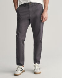Pantaloni chino in twill stretti in fondo