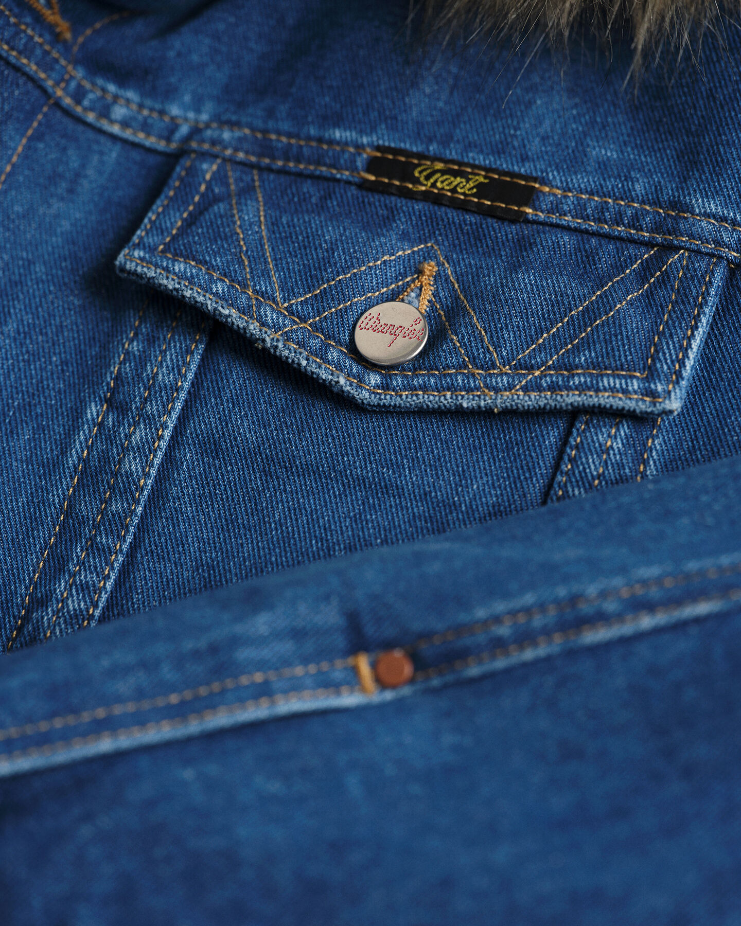 Giacca di jeans Wrangler x GANT con pelliccia sintetica