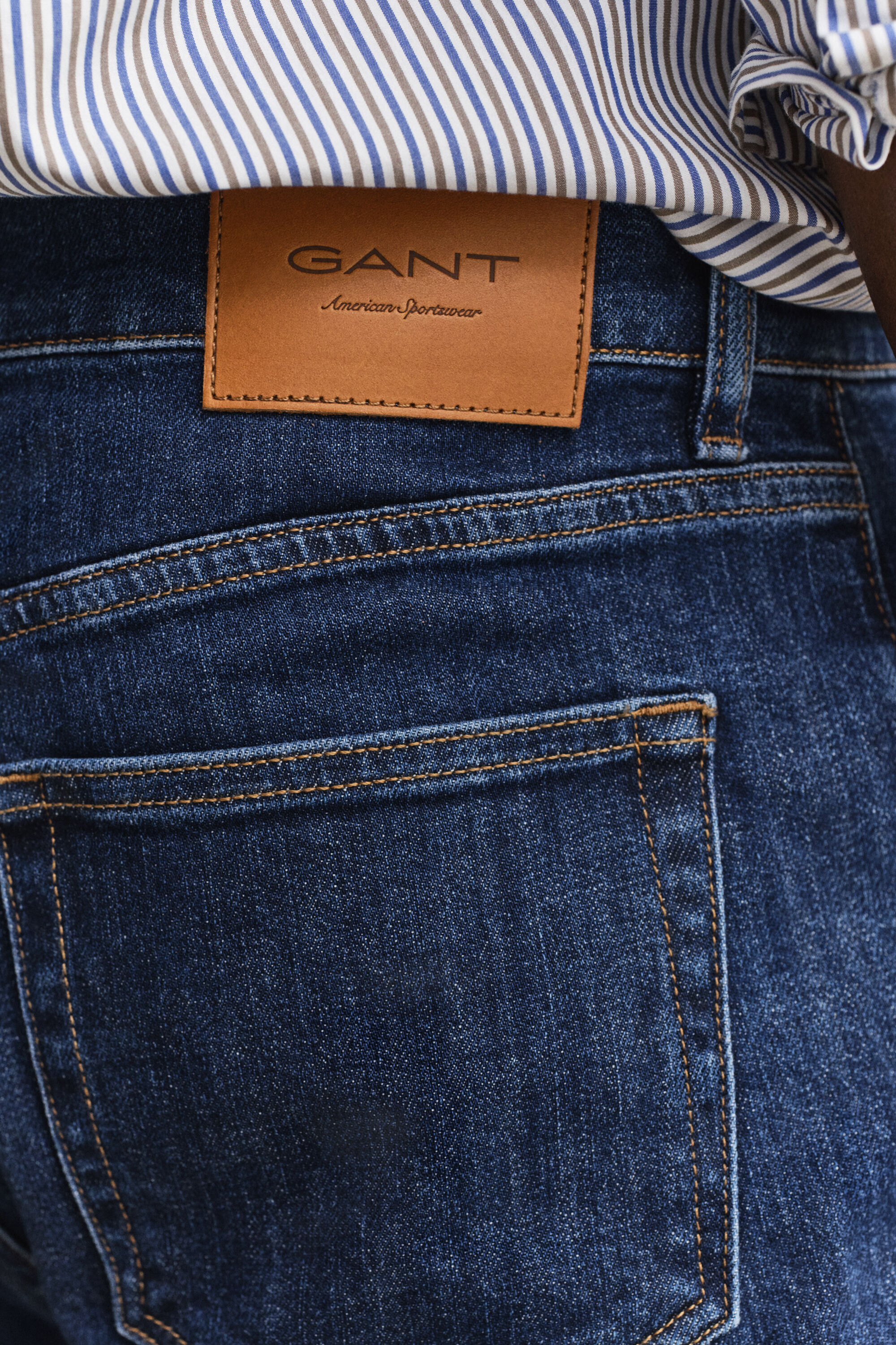 Jeans slim fit con lavaggio uniforme