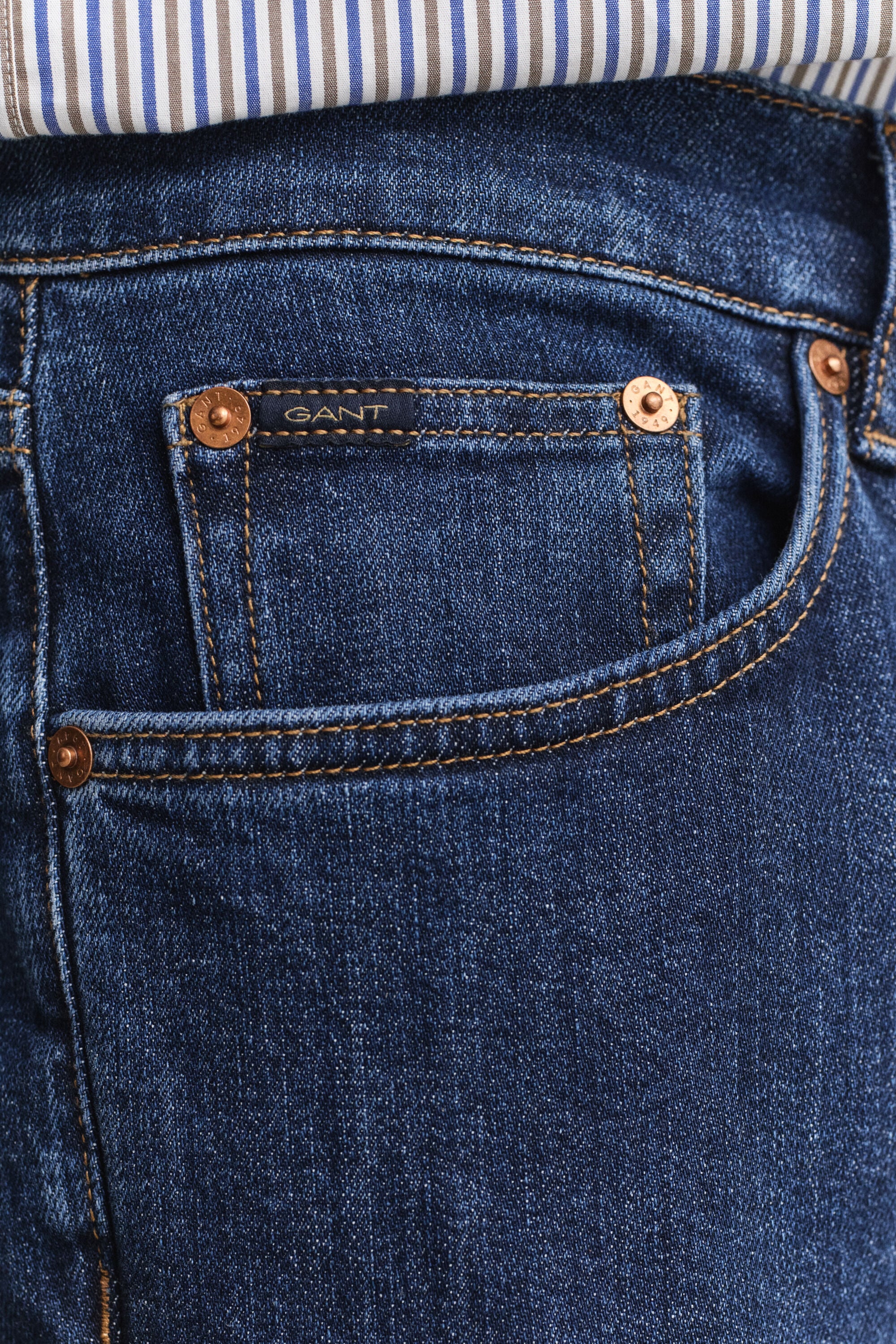 Jeans slim fit con lavaggio uniforme