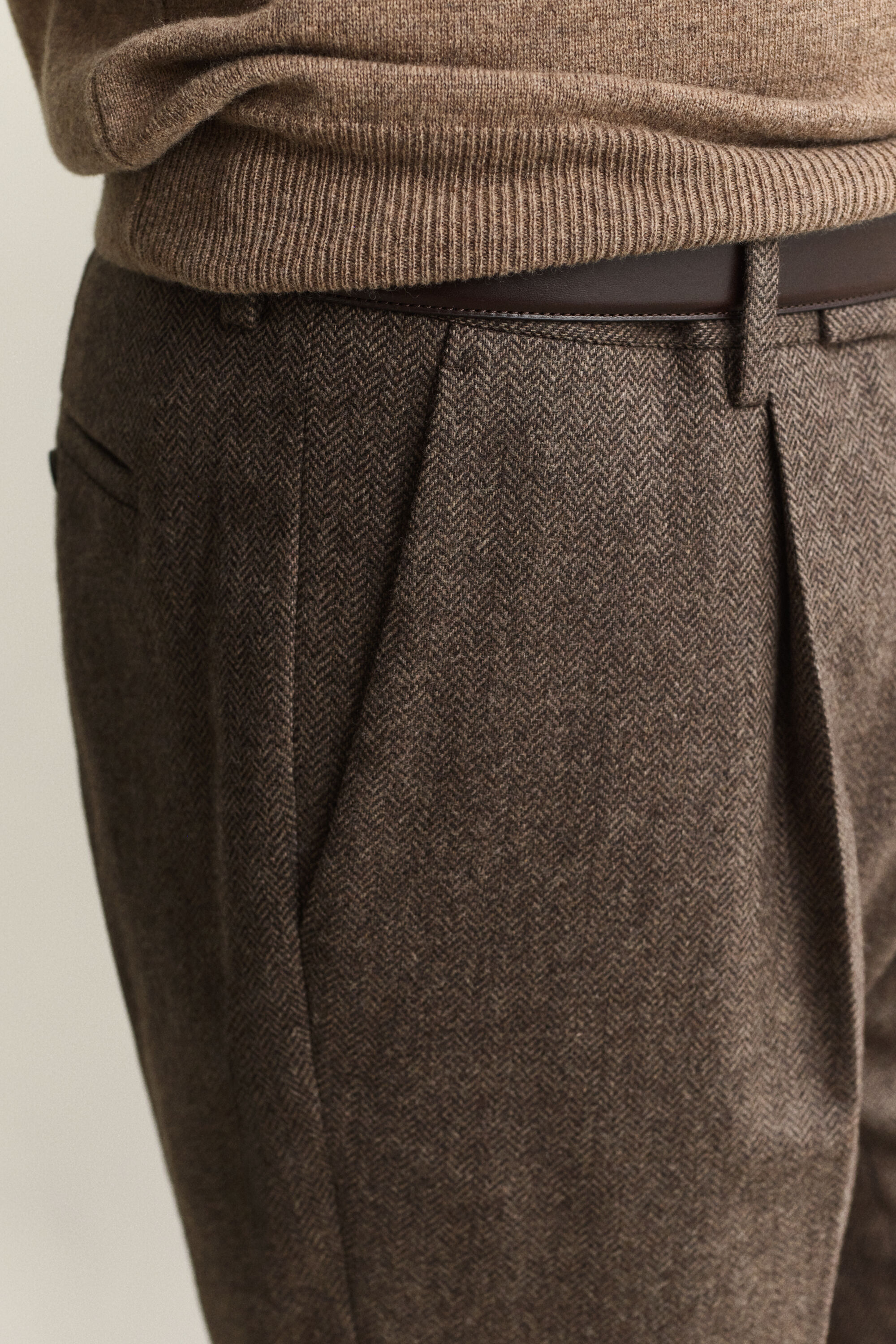 Pantaloni da abito con motivo a spina di pesce in lana