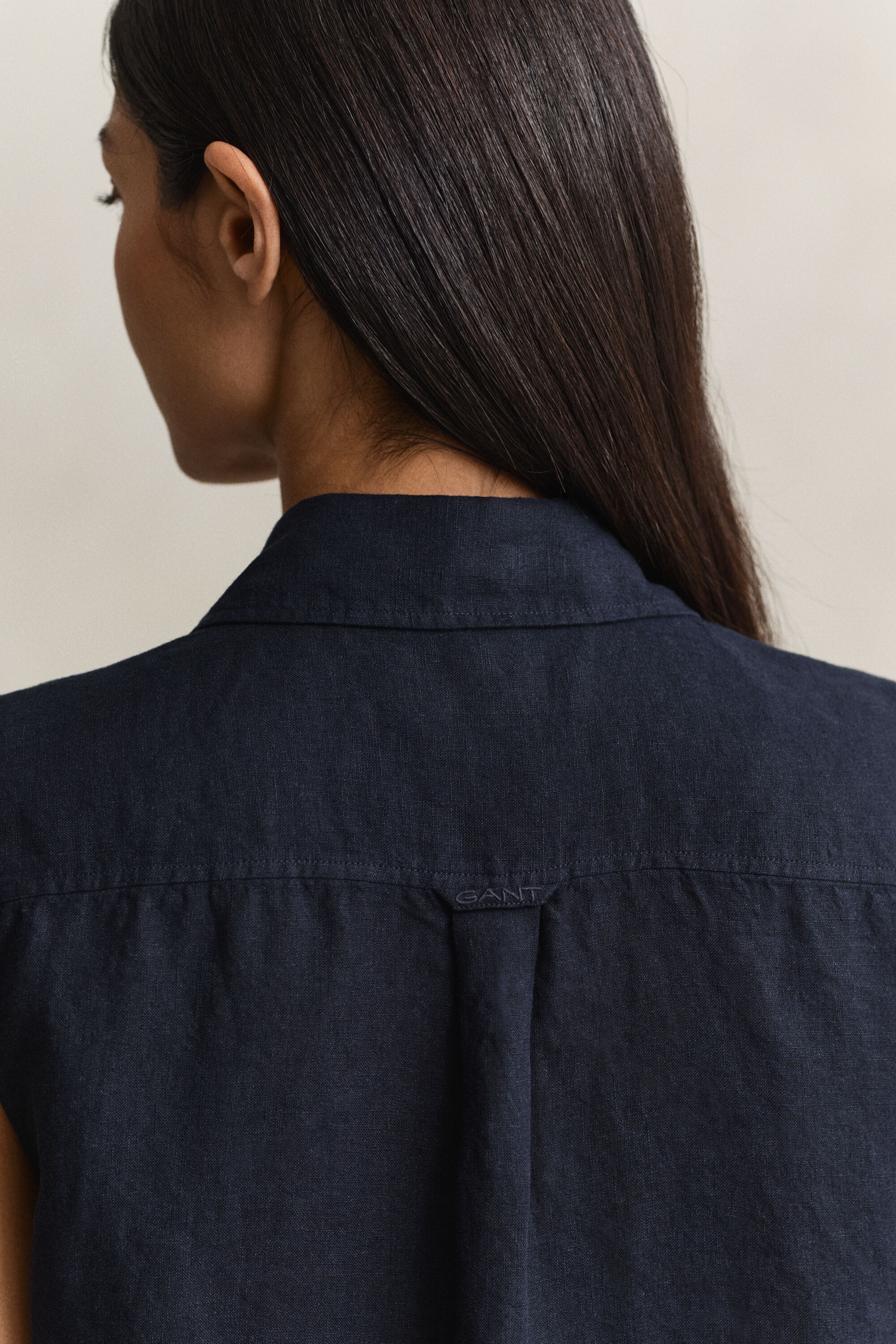 Camicia smanicata in lino