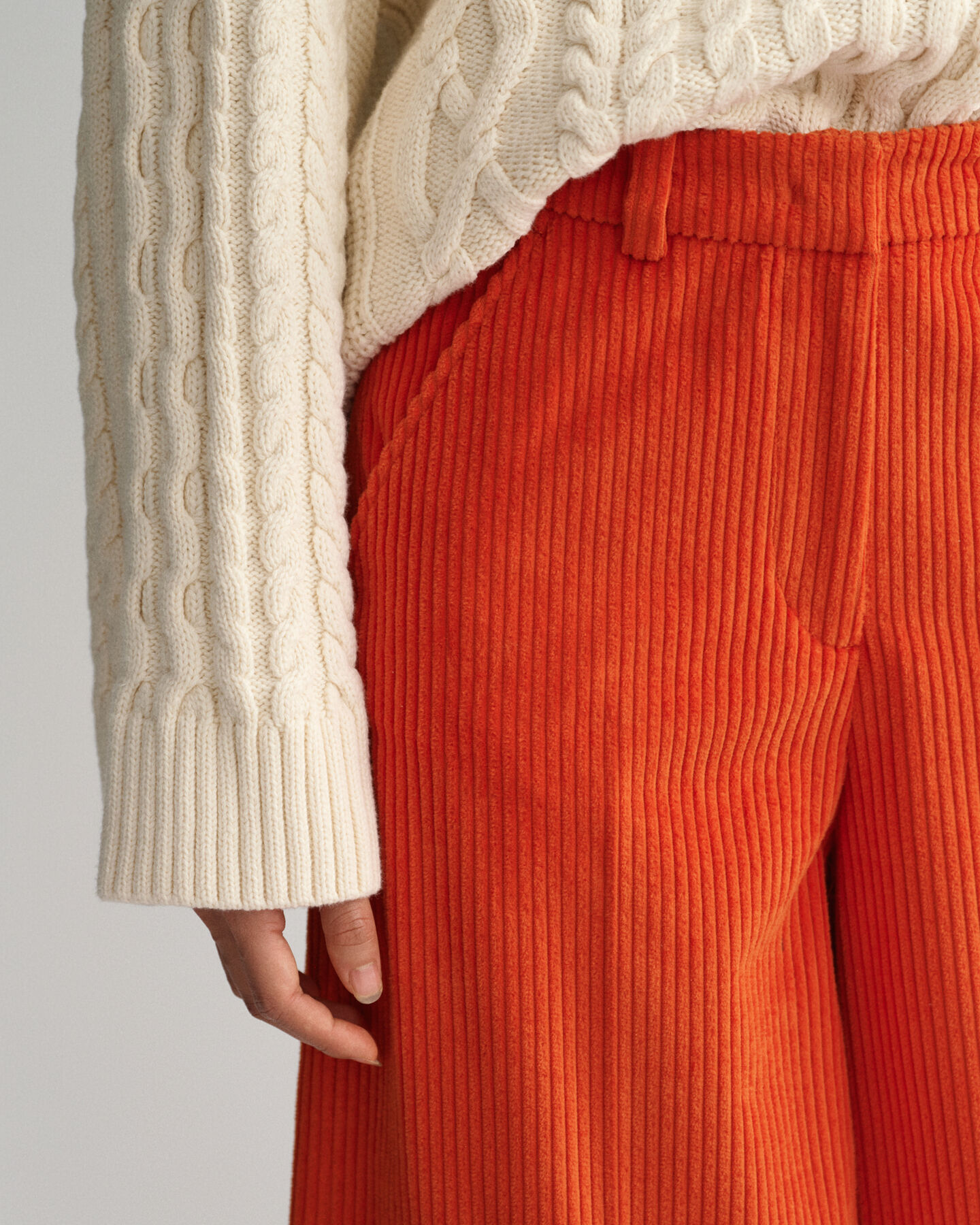 Pantaloni in velluto a coste a gamba larga e vita alta