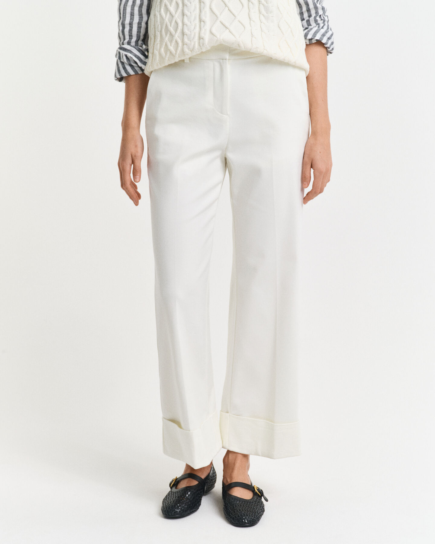 Pantaloni con piega e risvolto