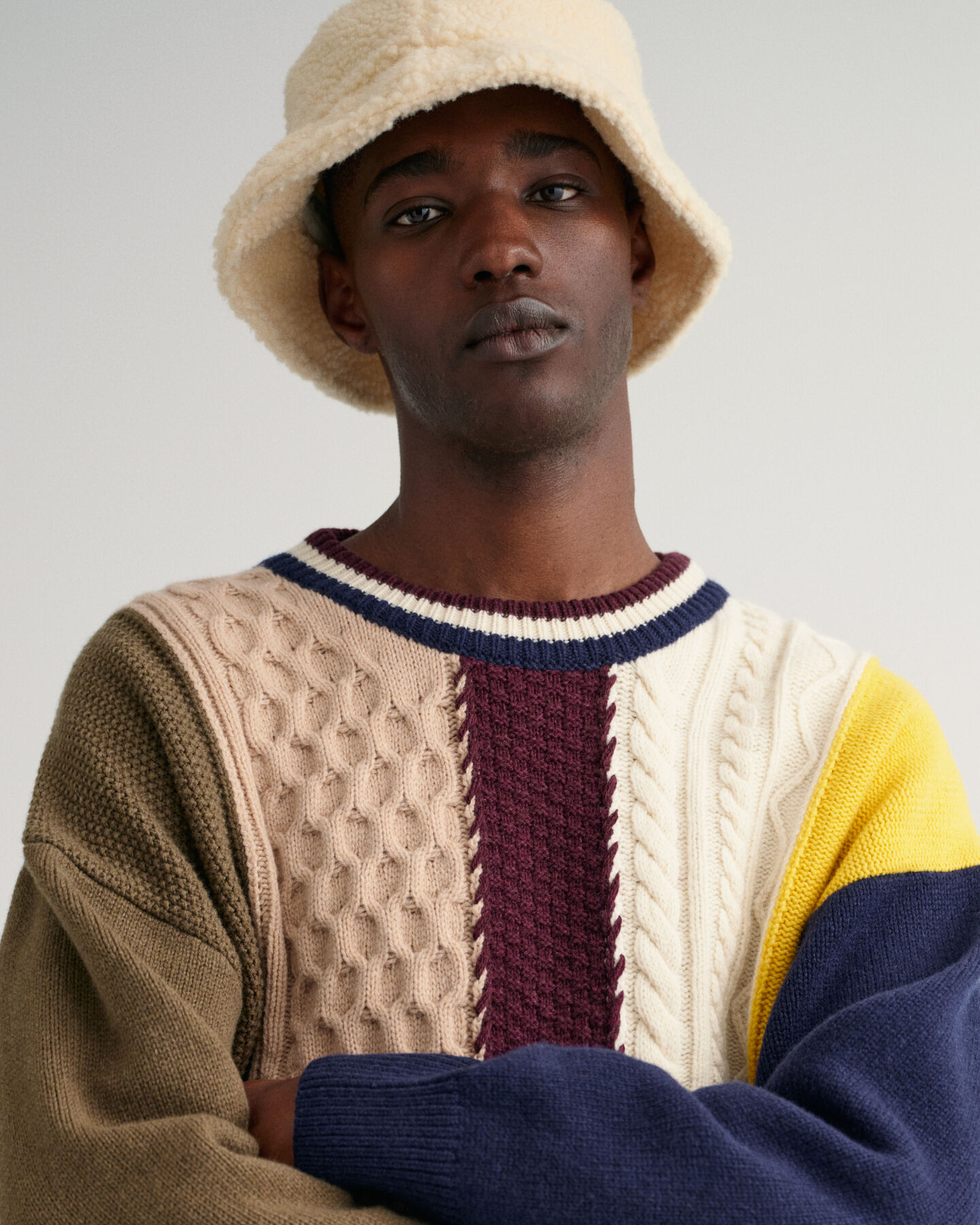 Maglia girocollo in cotone con patchwork di trecce