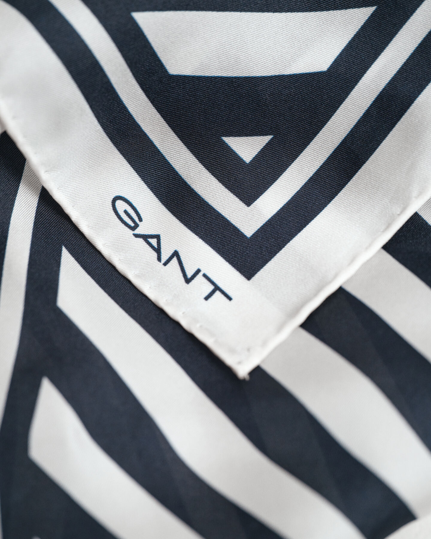 Foulard di seta con stampa chevron