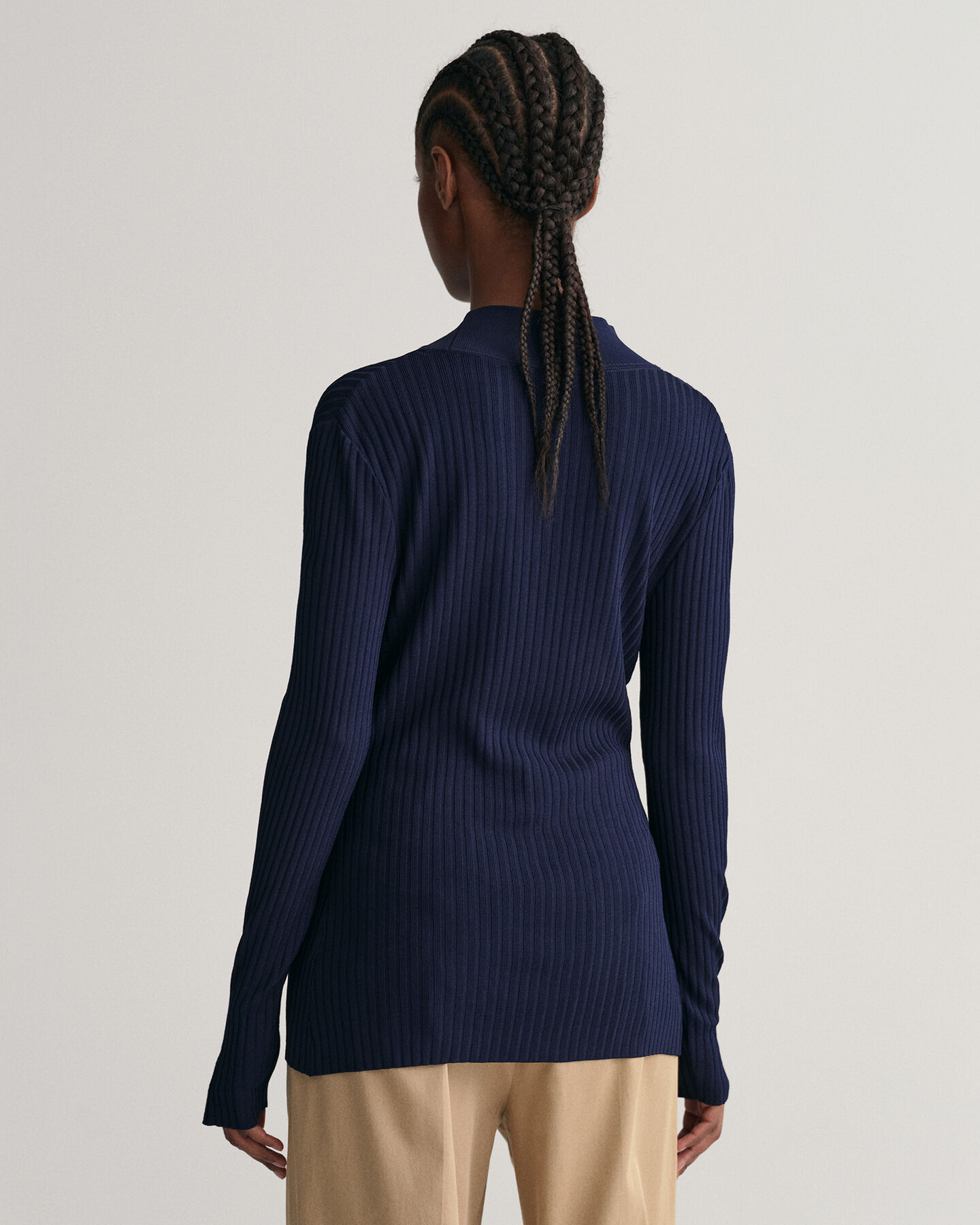 Top a maniche lunghe a righe con scollo a V