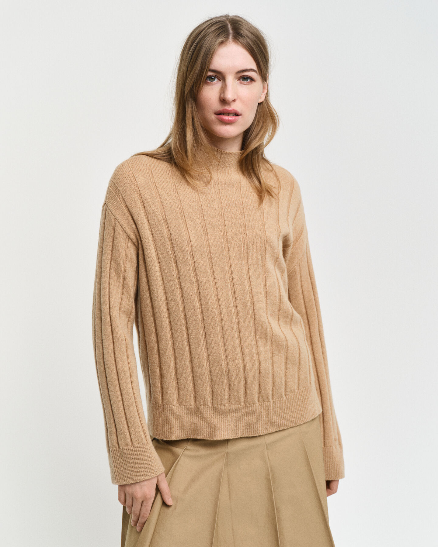 Maglia con colletto dritto in lana a coste ampie