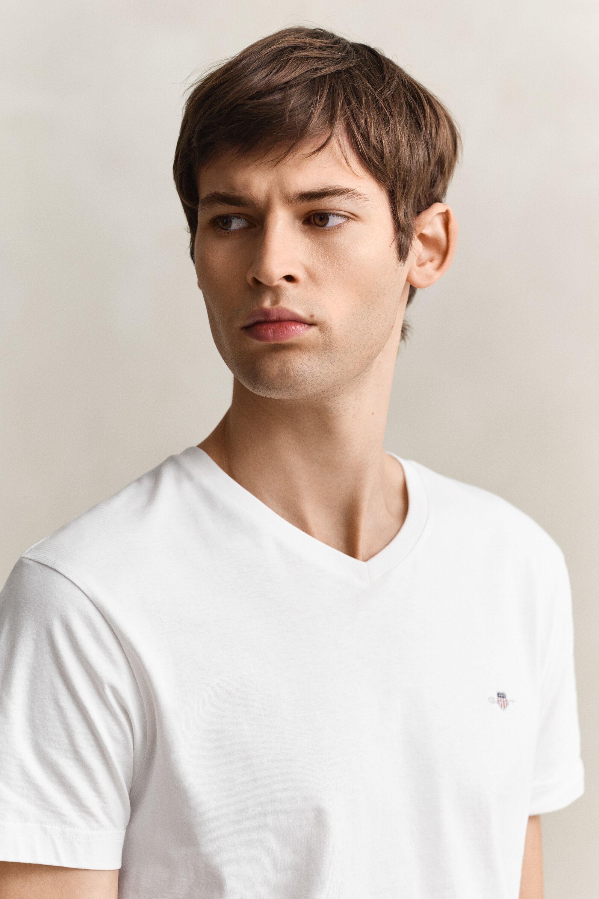 T-shirt Shield con scollo a V slim fit