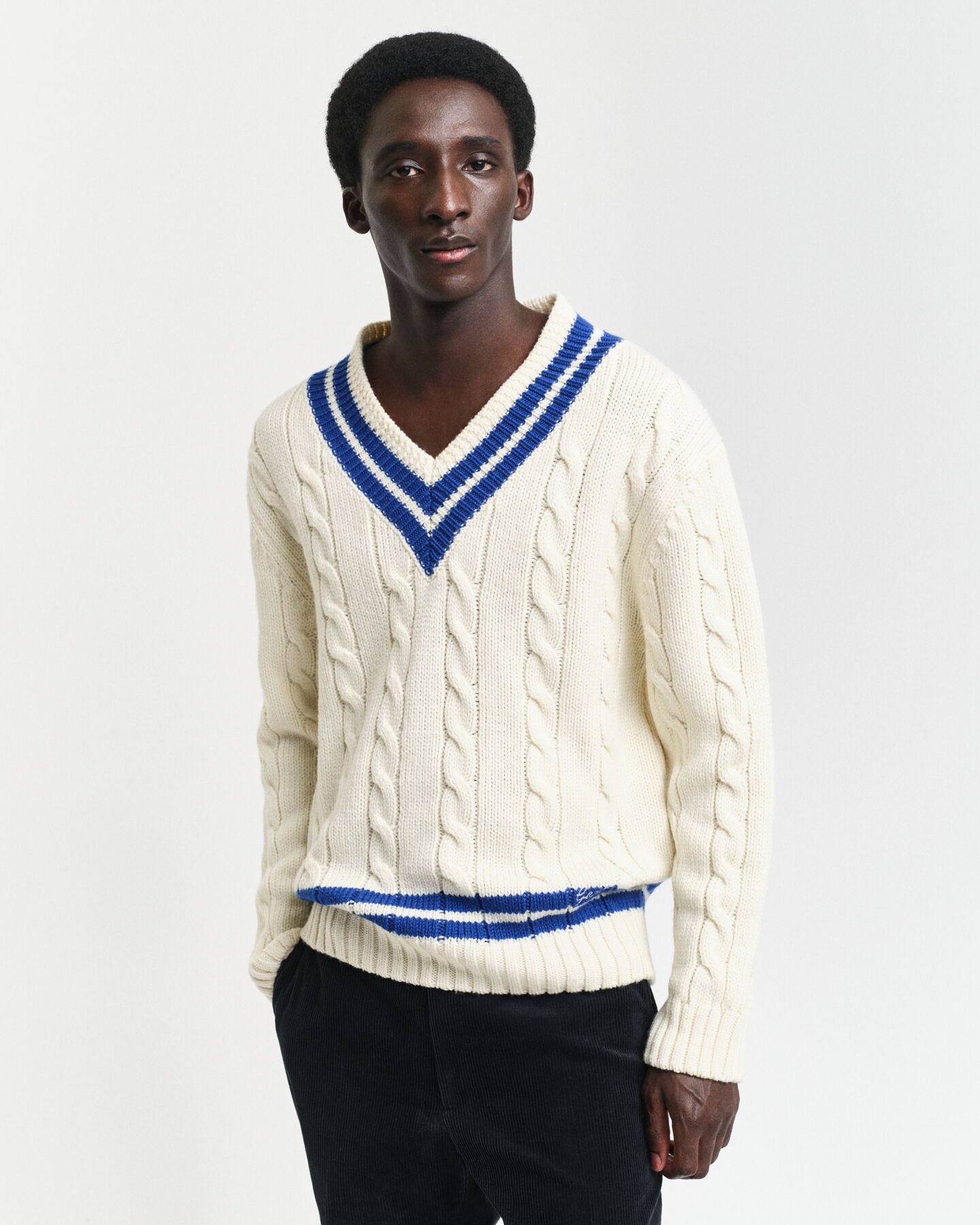 Maglia con scollo a V a trecce