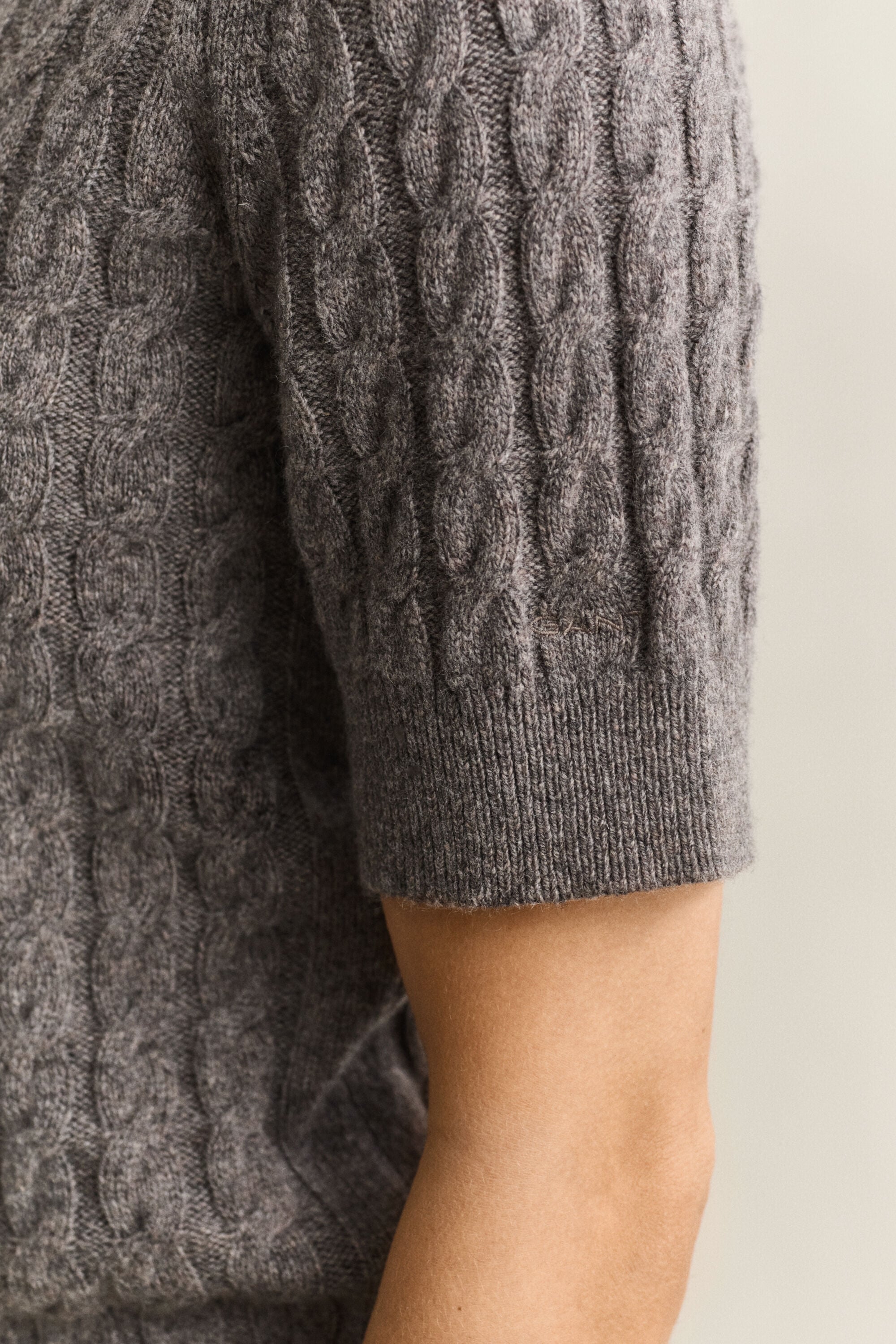 Maglia a trecce con maniche corte in lana e cashmere