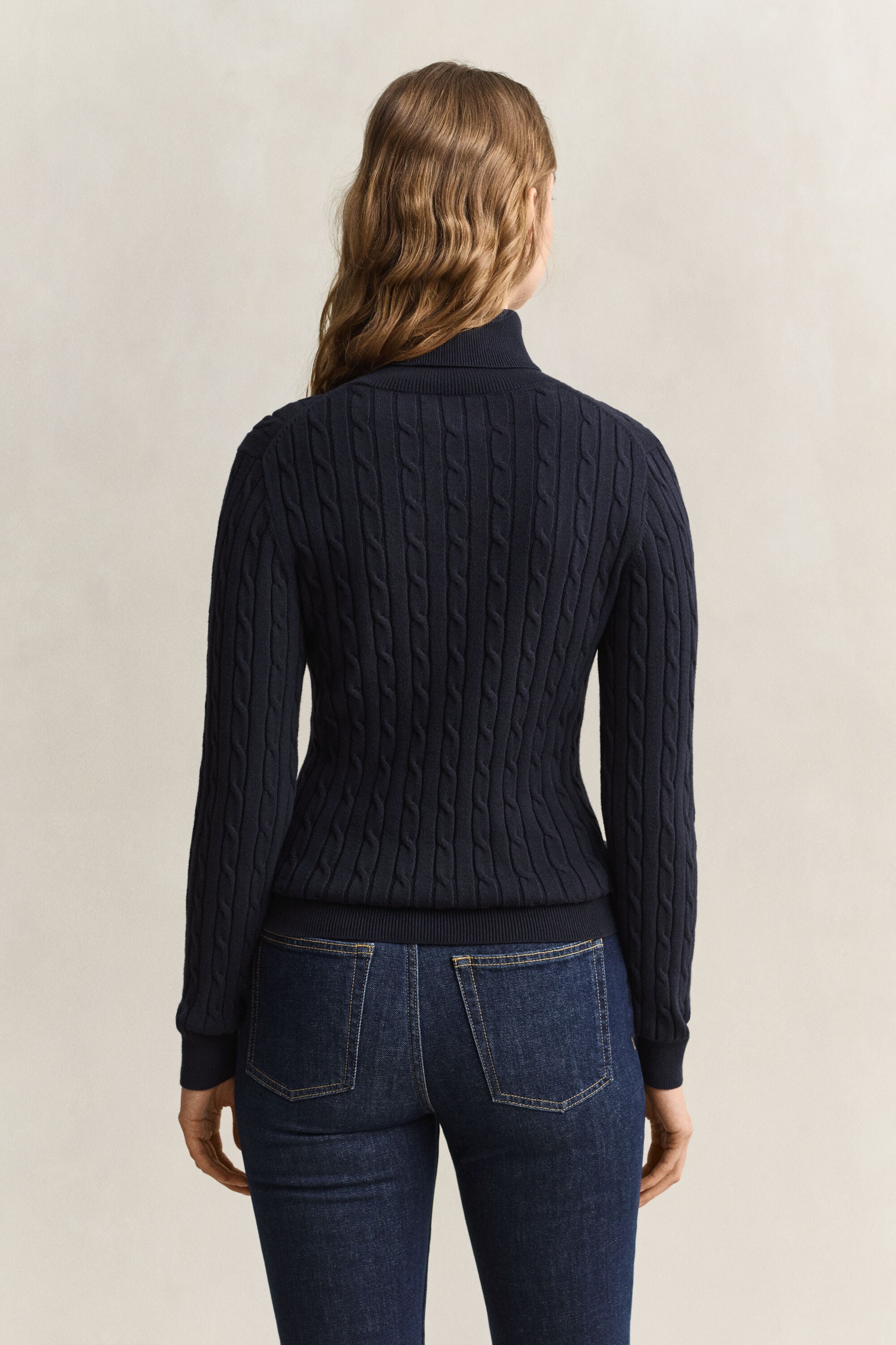 Maglia a collo alto in cotone elasticizzato a trecce