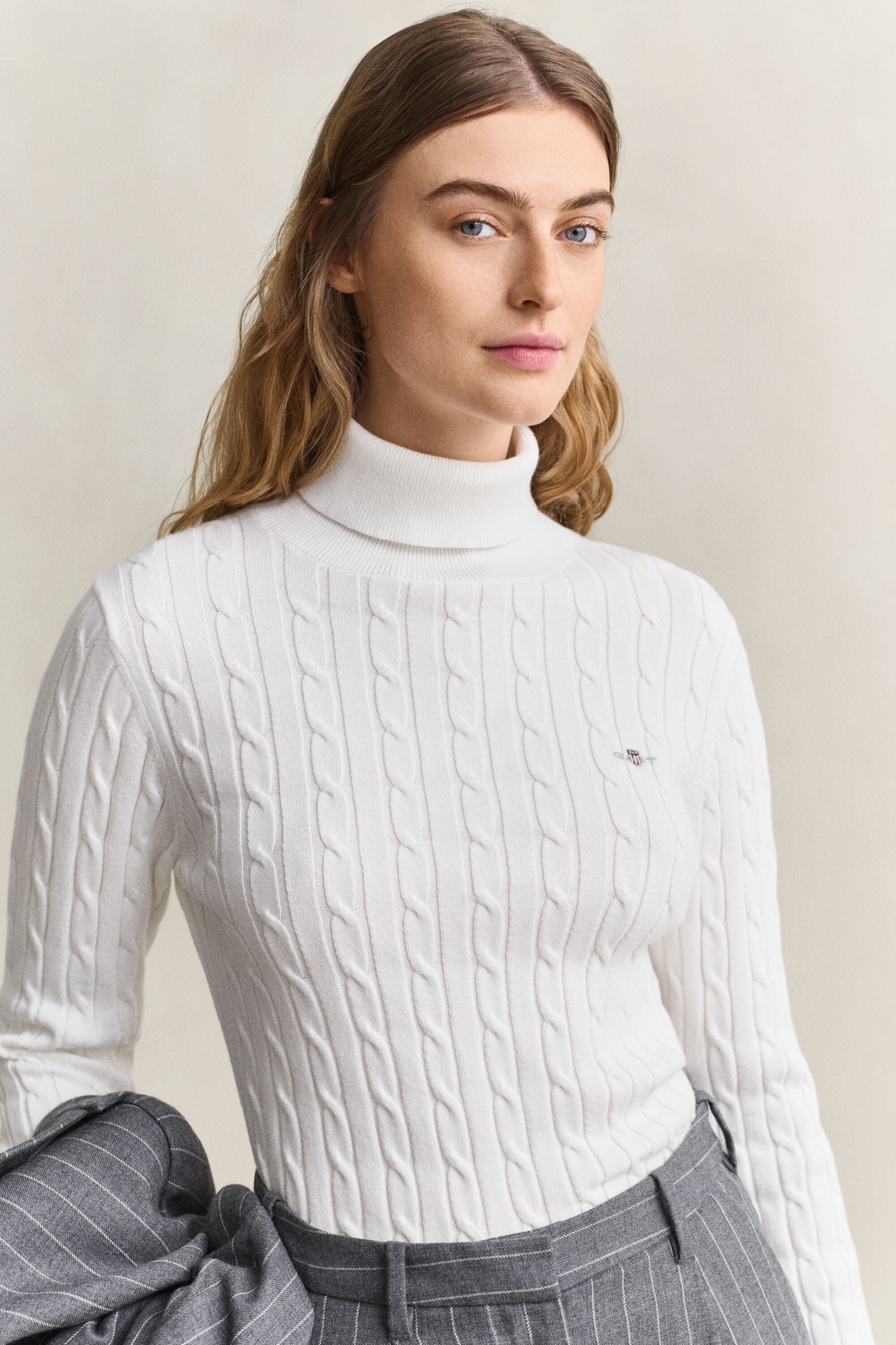 Maglia a collo alto in cotone elasticizzato a trecce