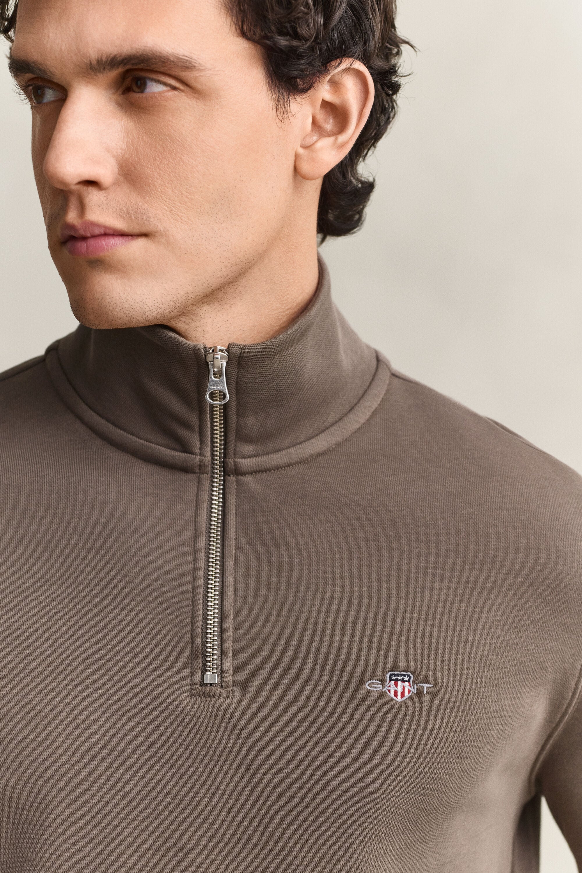 Felpa Shield con zip corta