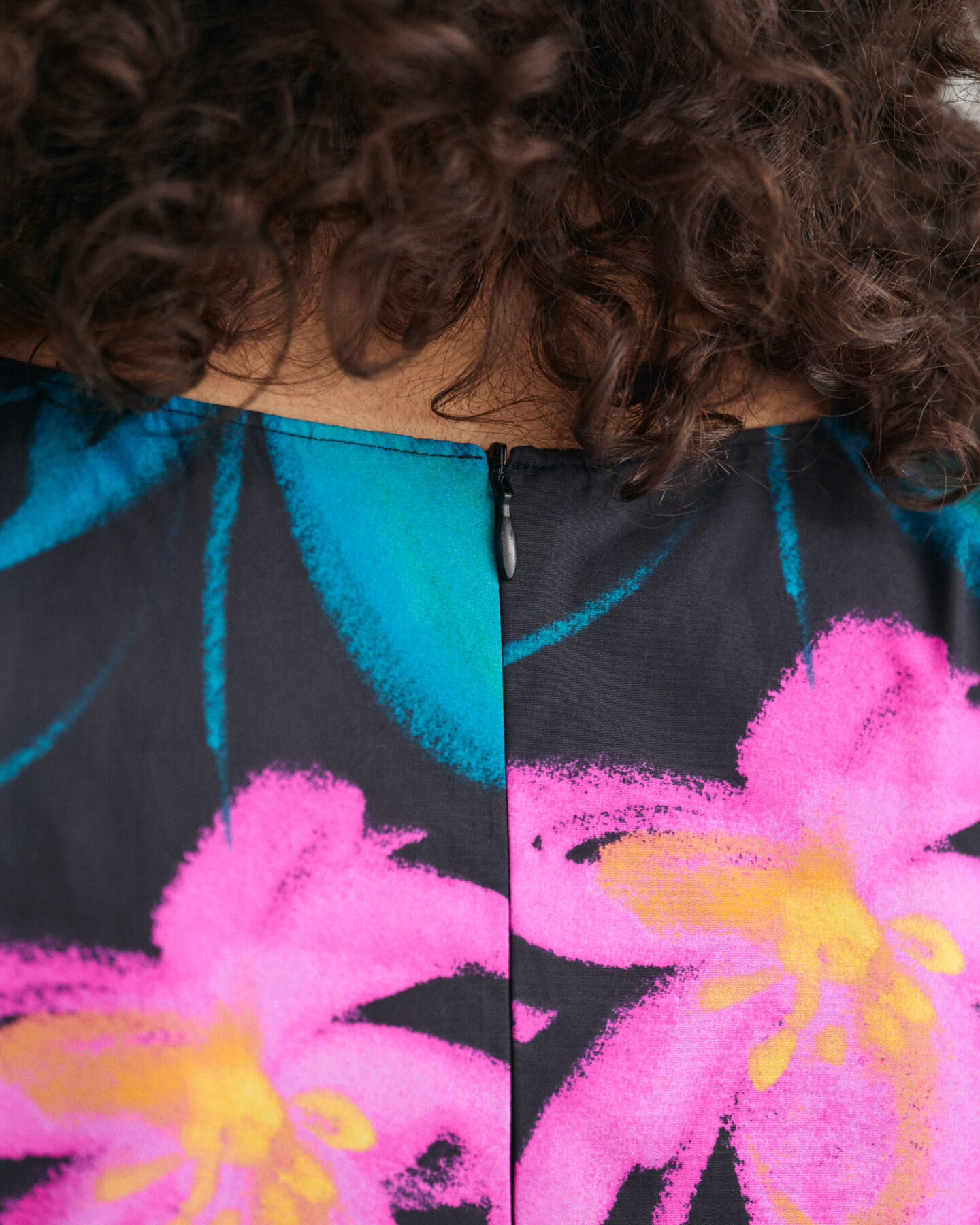 Blusa con stampa floreale e maniche voluminose