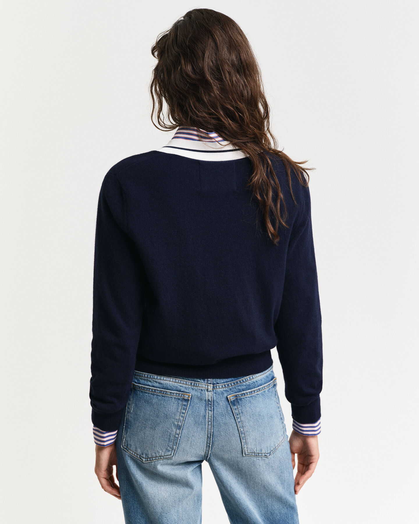 Maglia con scollo a V a contrasto