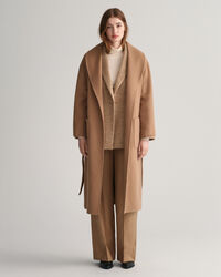 Cappotto con cintura e cuciture a mano