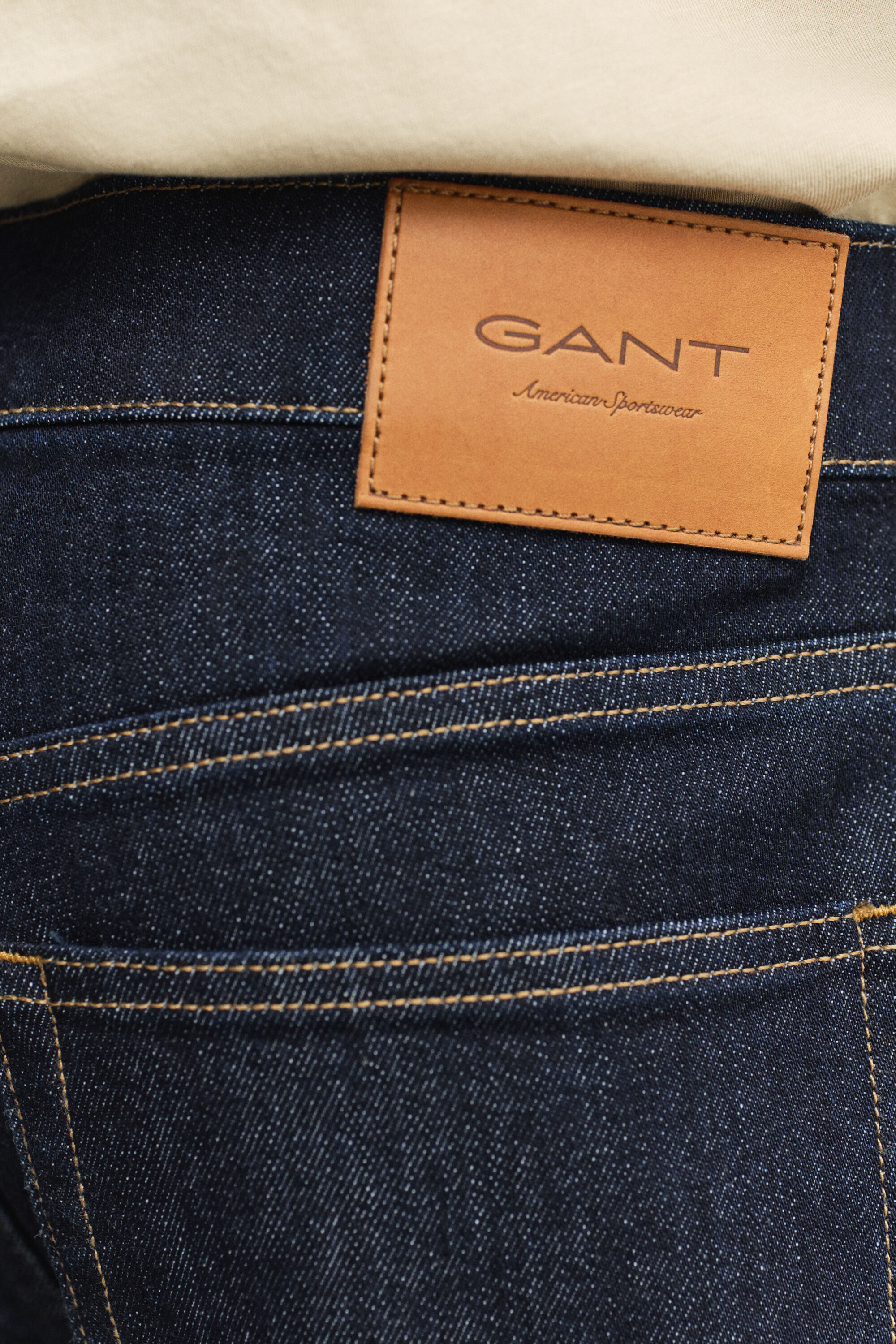 Jeans regular fit con lavaggio uniforme