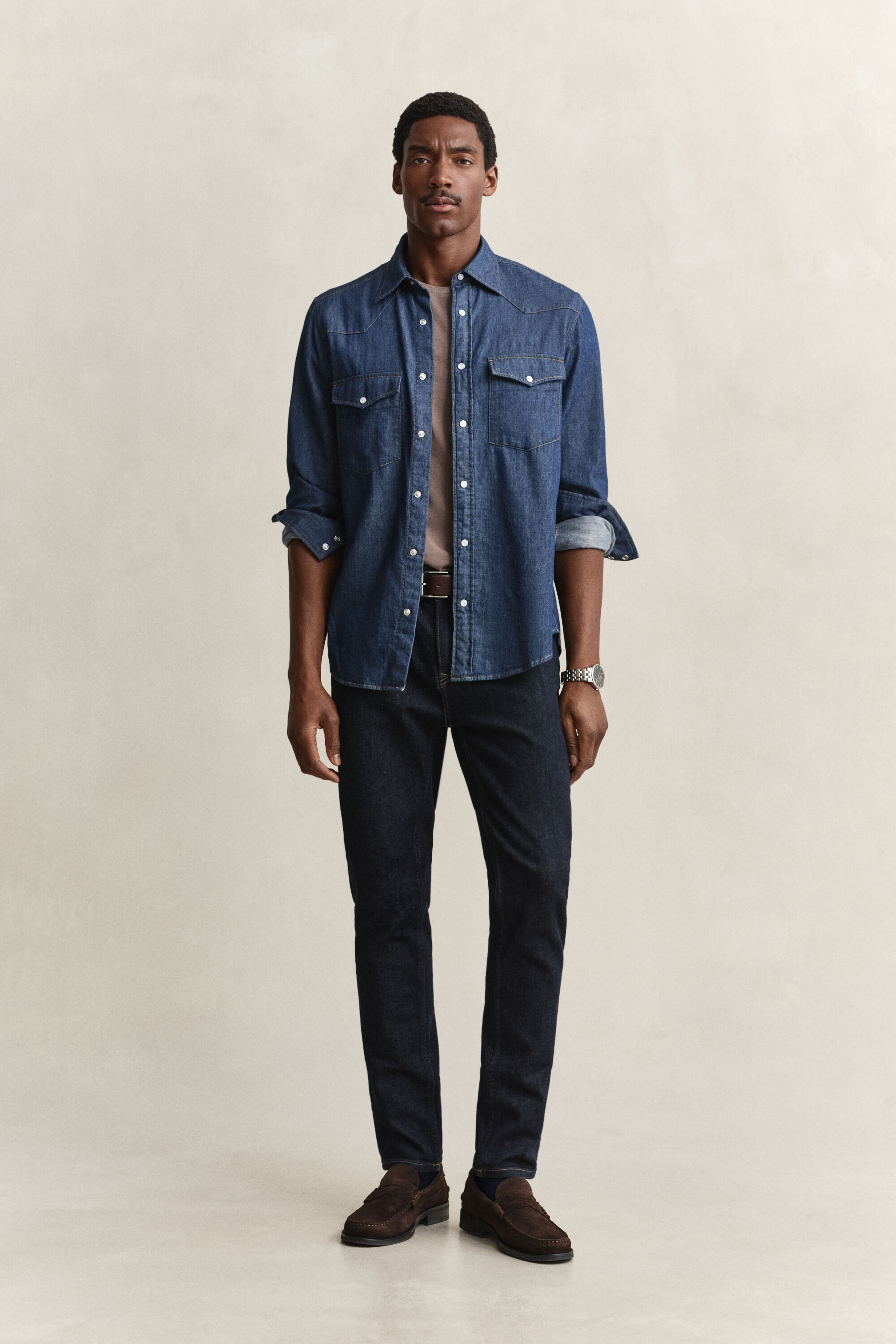 Jeans slim fit con lavaggio uniforme