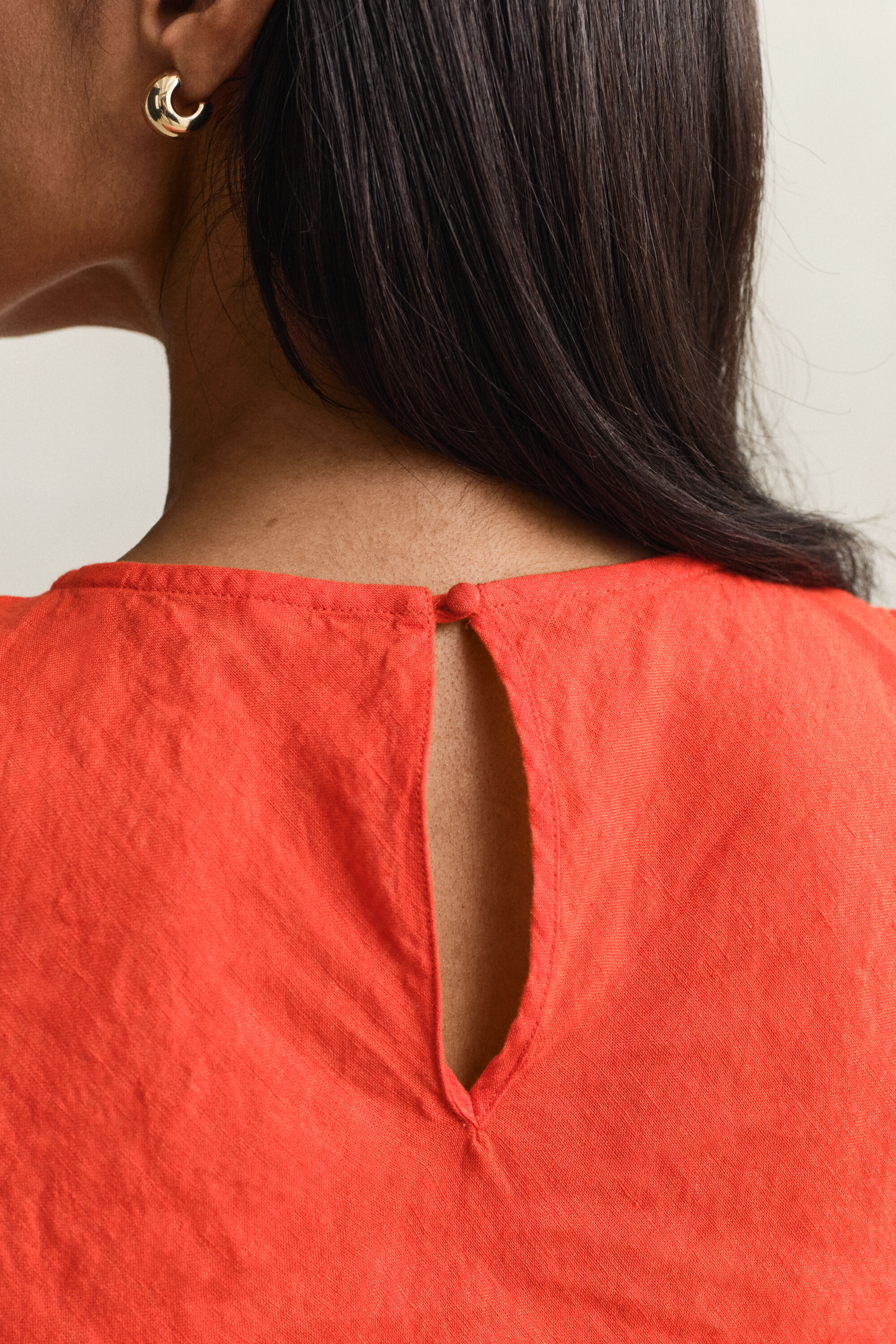 Abito midi in lino con taglio obliquo