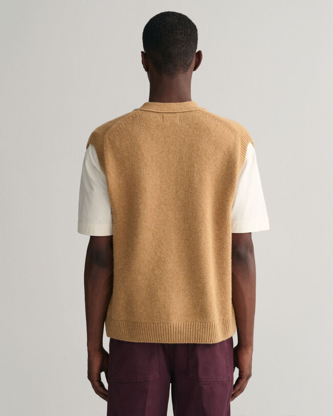 Piumino smanicato in morbida lana con abbottonatura