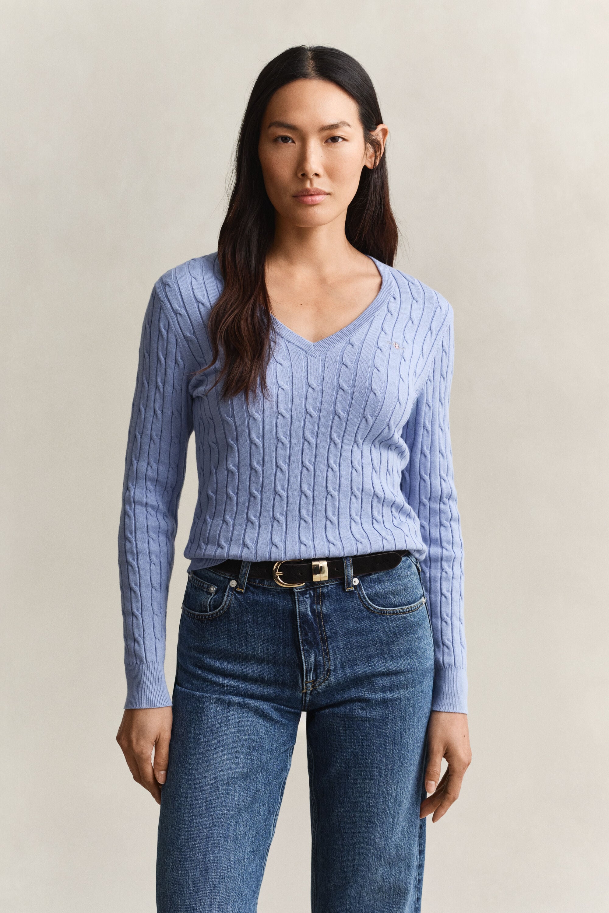 Maglia con scollo a V in cotone elasticizzato a trecce