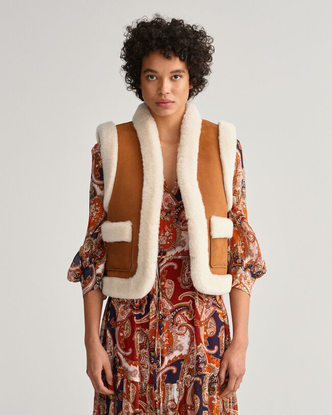 Piumino smanicato in shearling