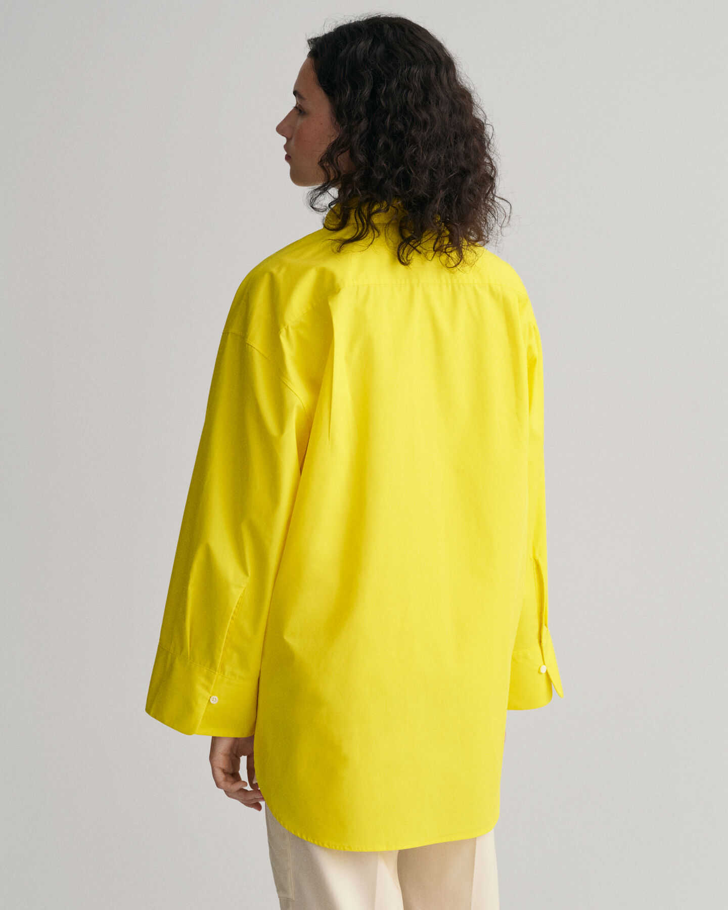 Camicia con polsini ampi e oversize fit