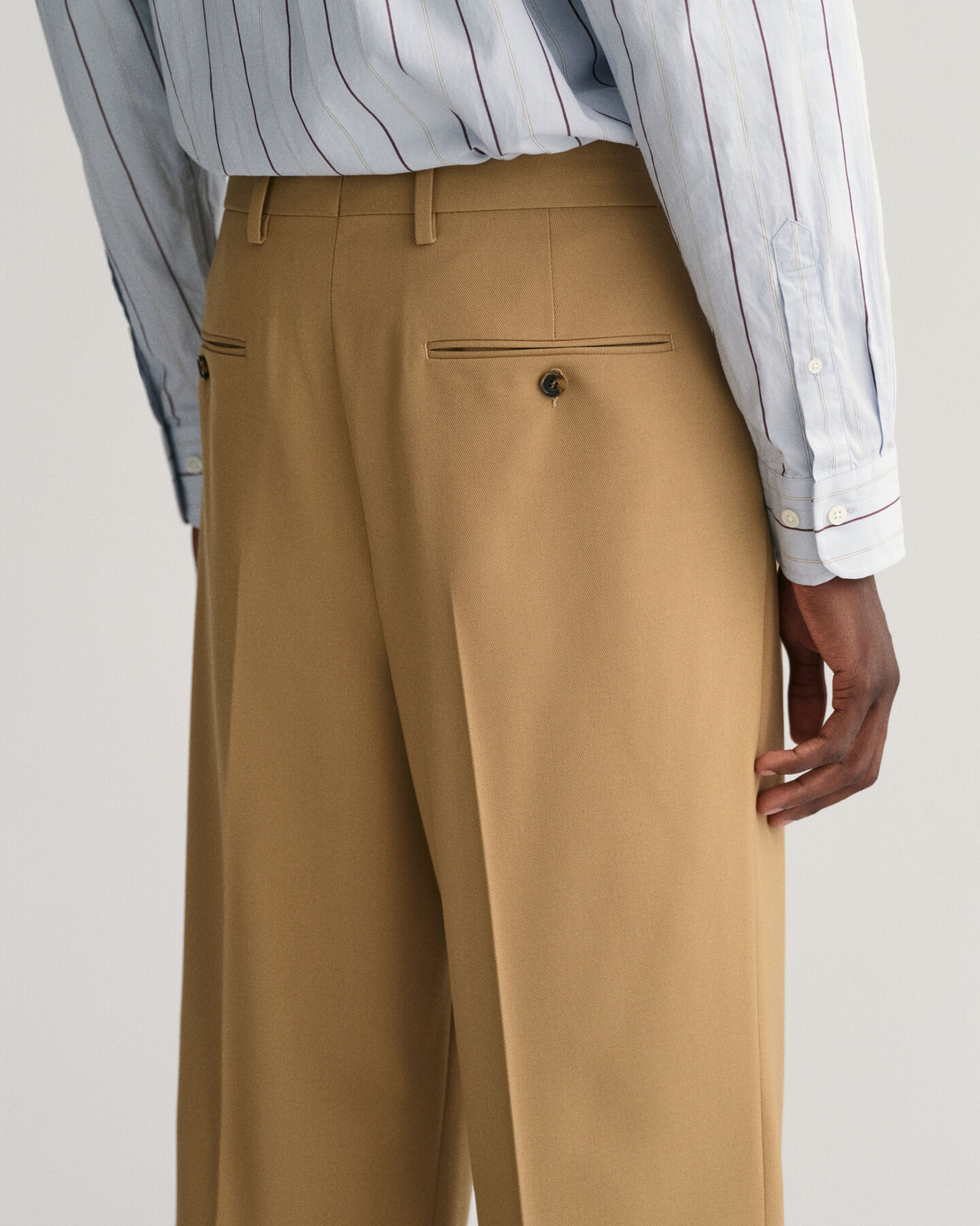 Pantaloni con piega e gamba larga