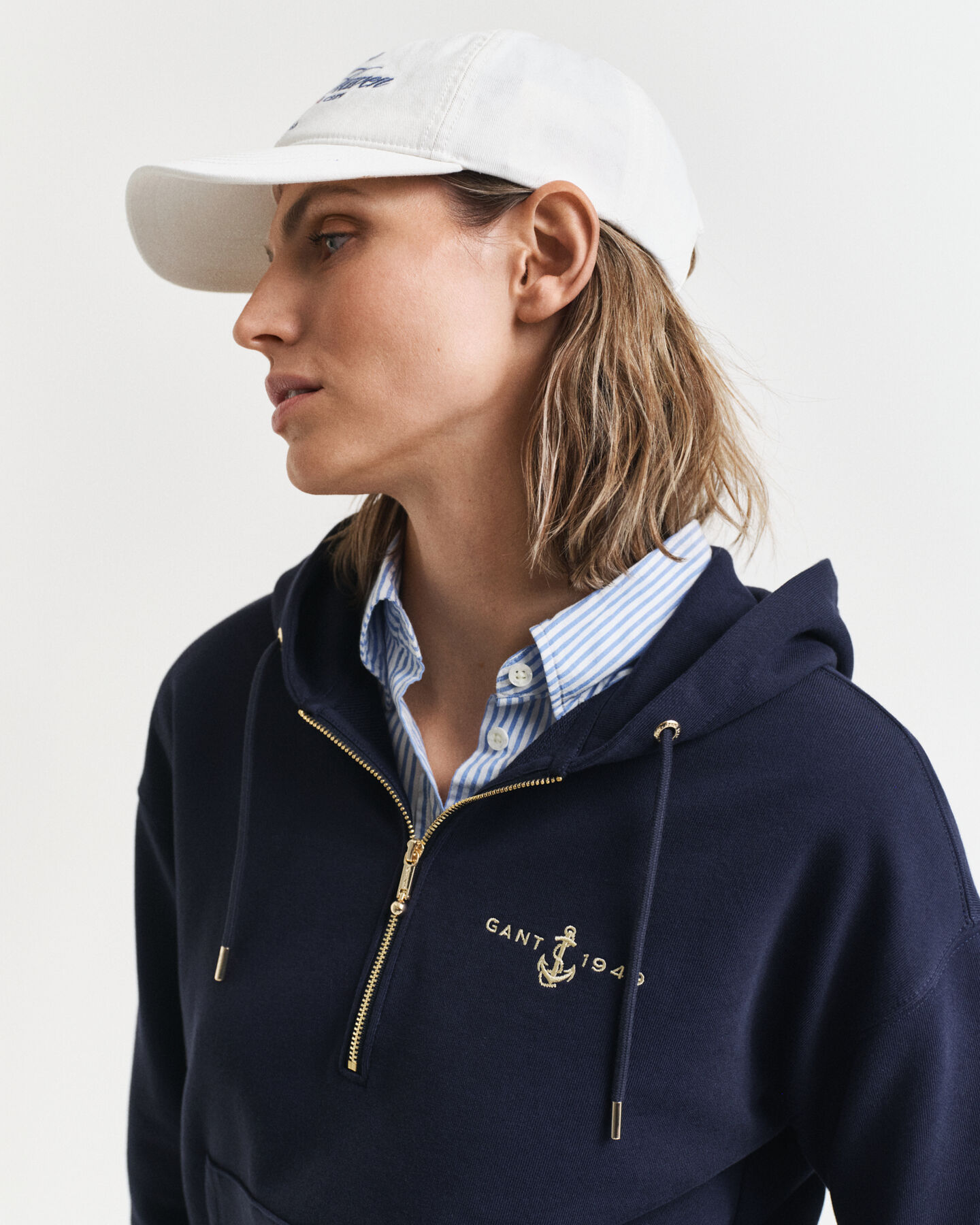 Felpa con zip corta e cappuccio con ancora ricamata e zip corta