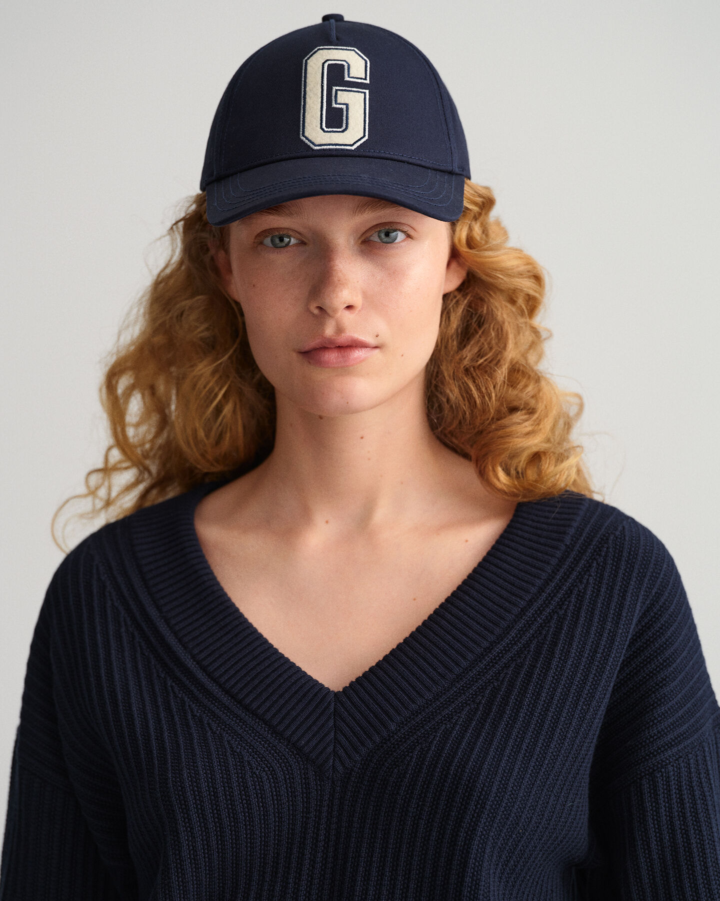 Maglia in cotone a coste con scollo a V