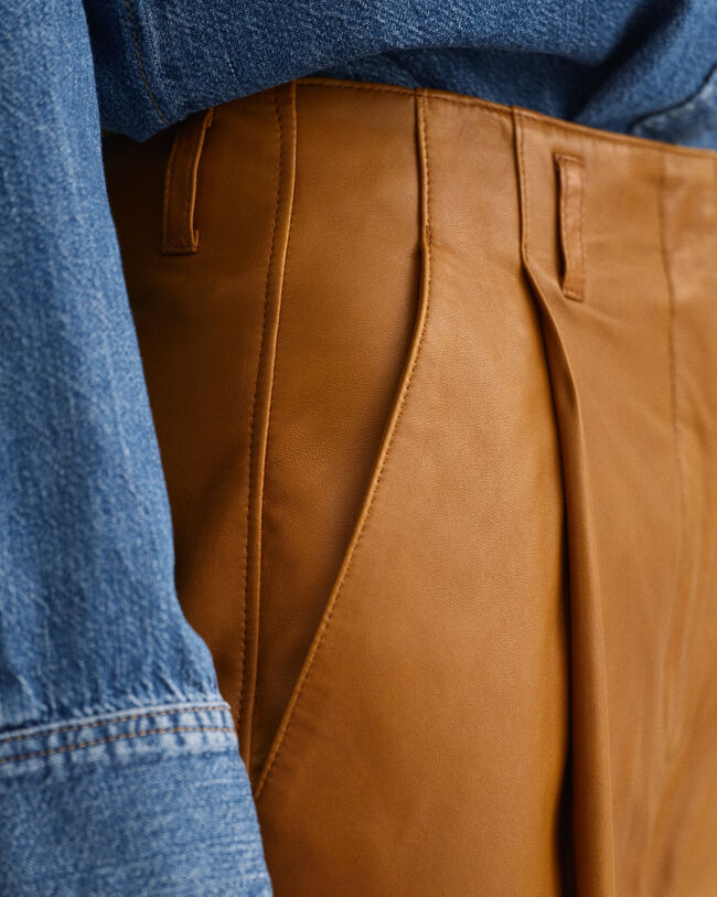 Pantaloni in pelle con pinces