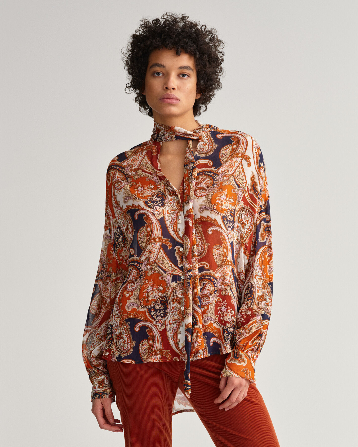 Camicetta con fiocco e motivo cachemire