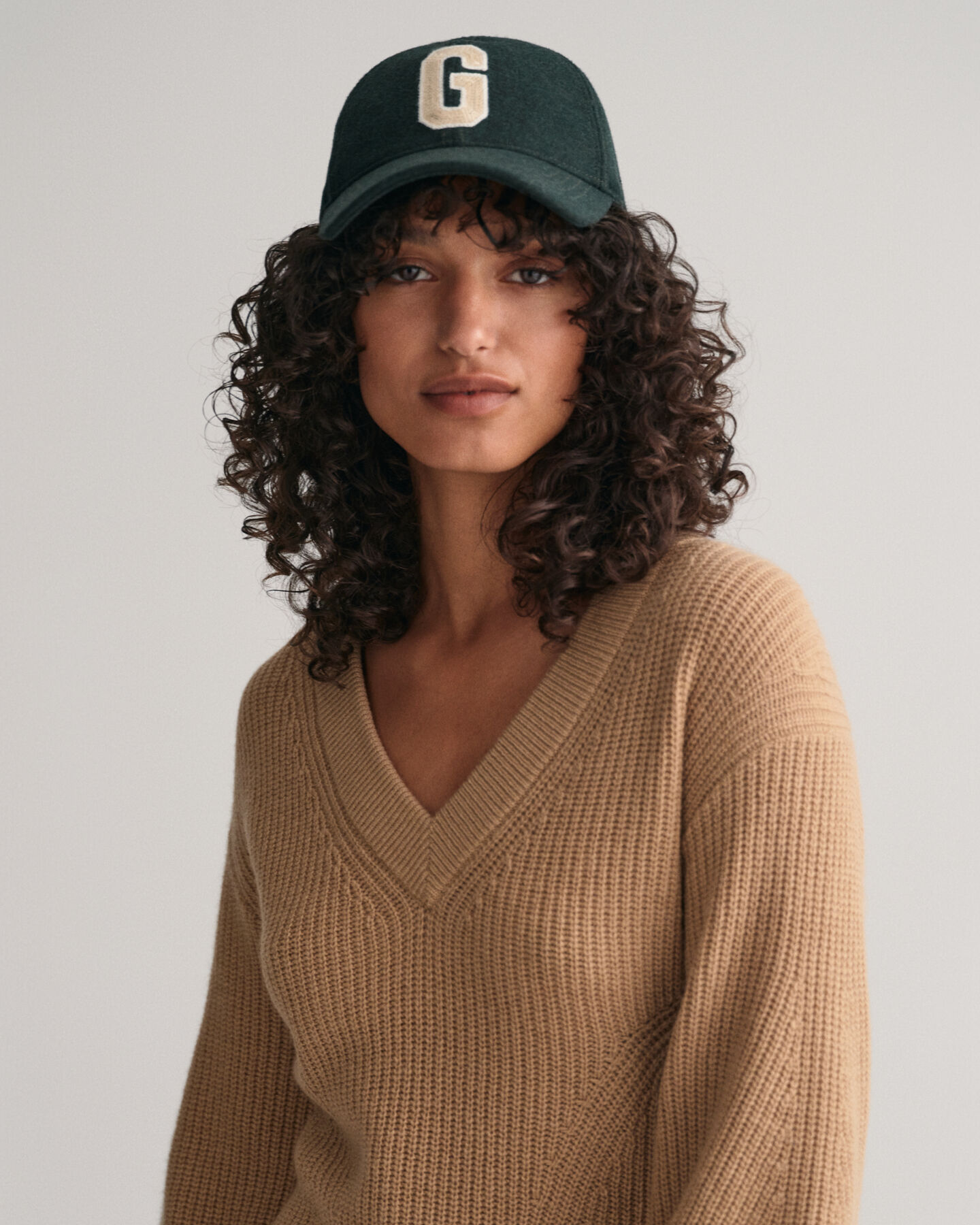 Abito con scollo a V in lana a coste