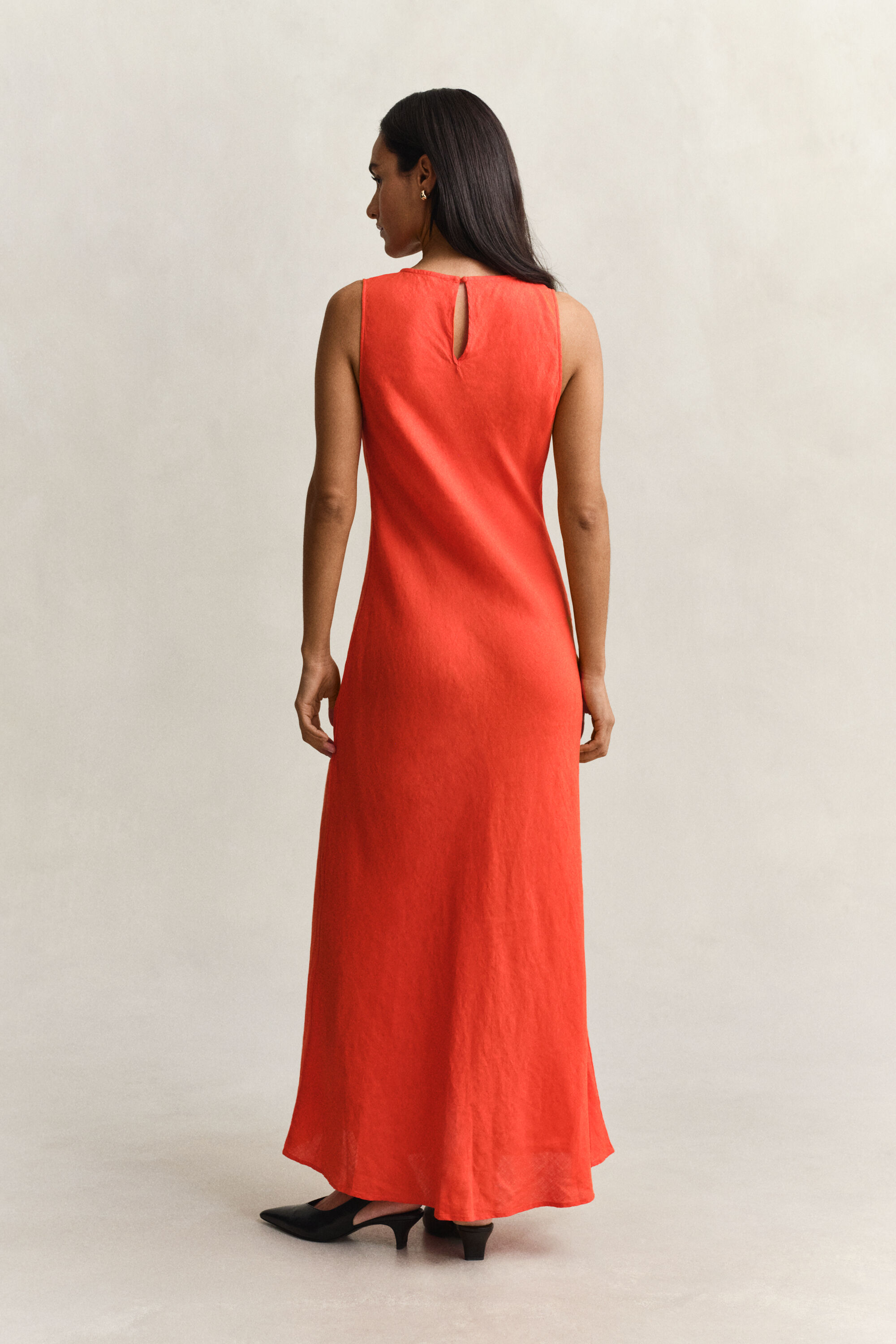 Abito midi in lino con taglio obliquo