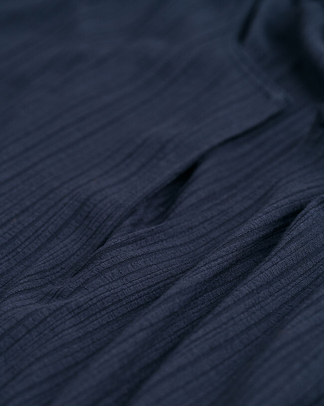 Abito senza maniche con dettaglio sul collo