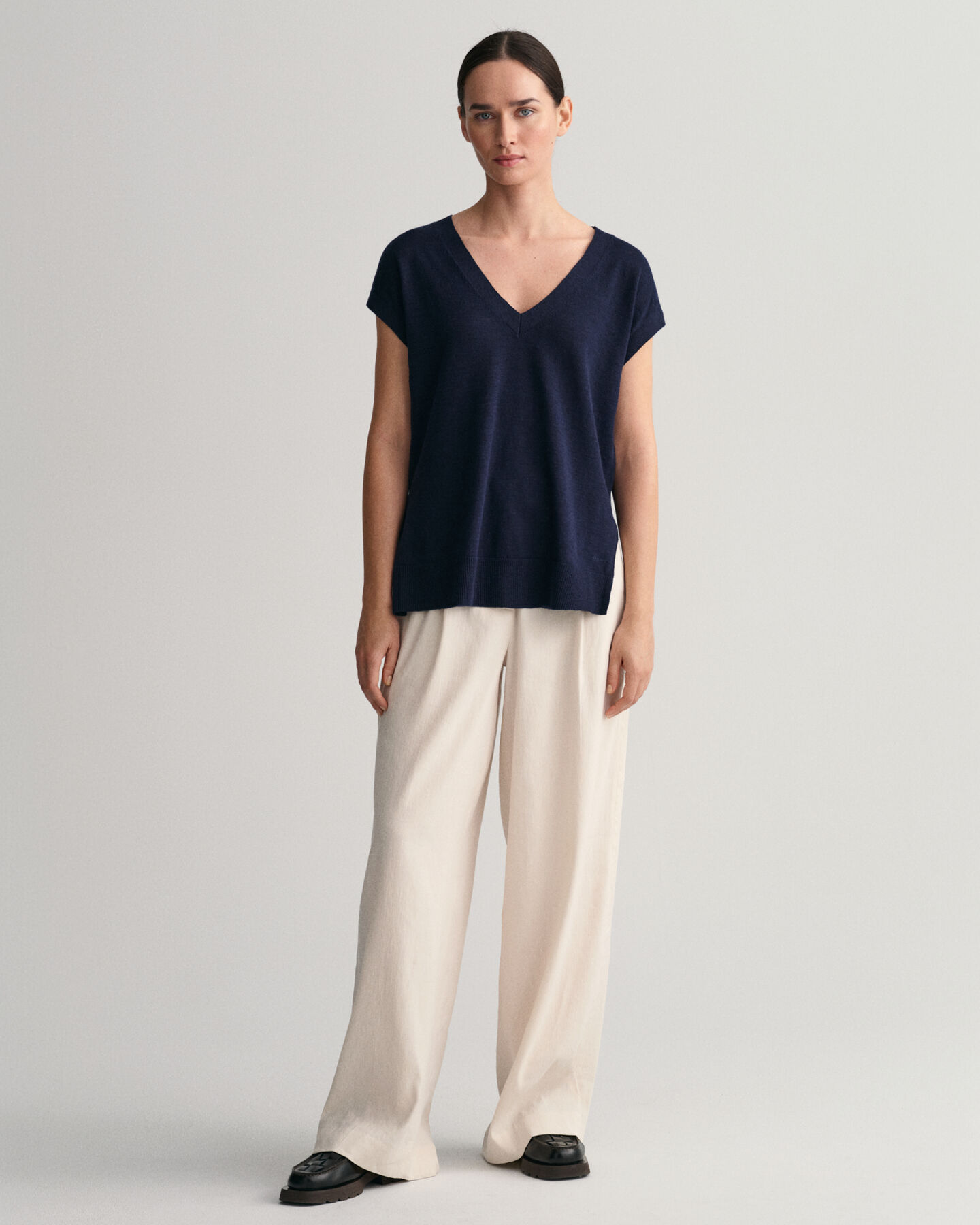 Smanicato con scollo a V in misto lino