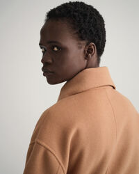 Cappotto con cintura e cuciture a mano