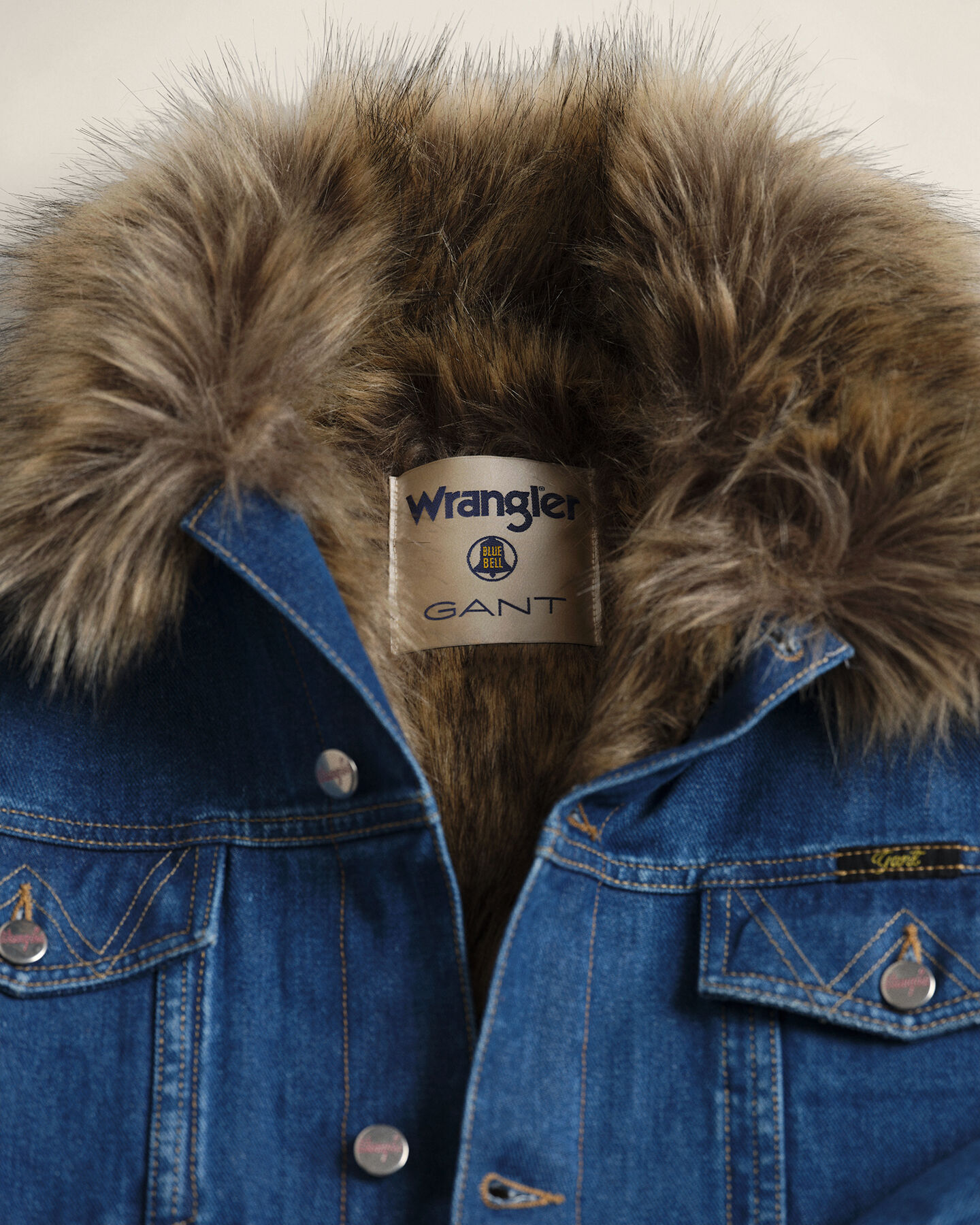 Giacca di jeans Wrangler x GANT con pelliccia sintetica