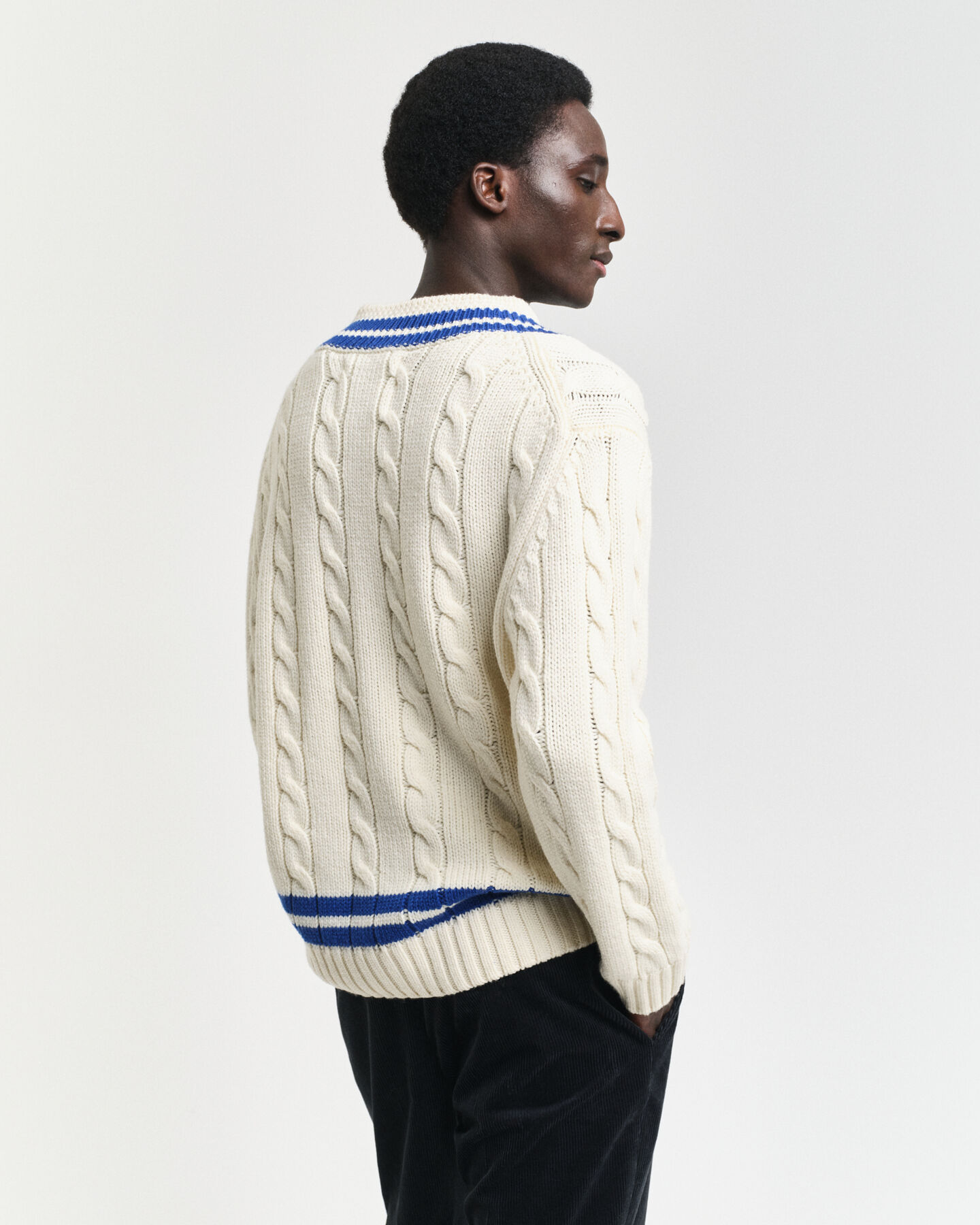 Maglia con scollo a V a trecce