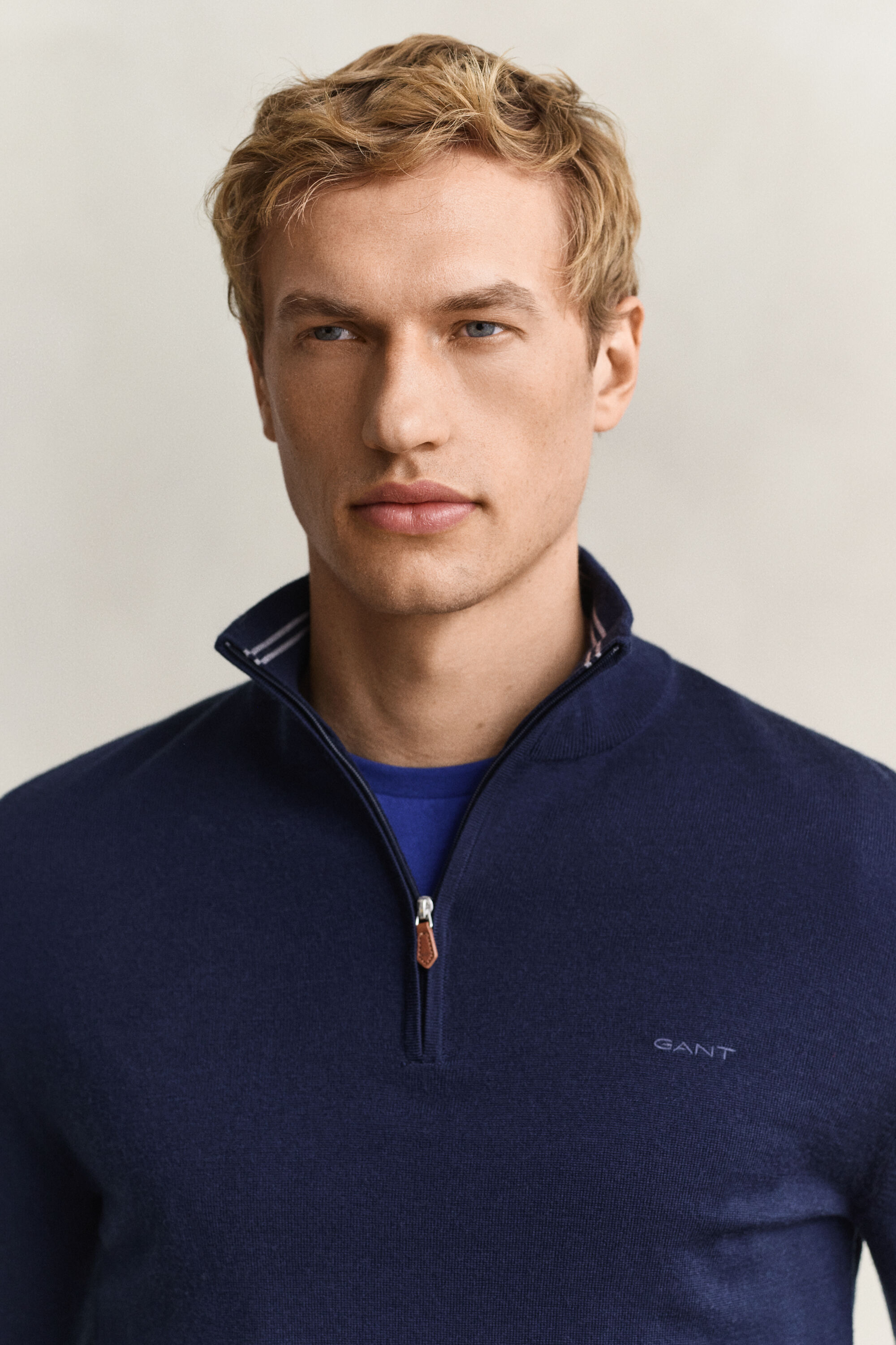 Maglia in lana merino a coste con zip corta