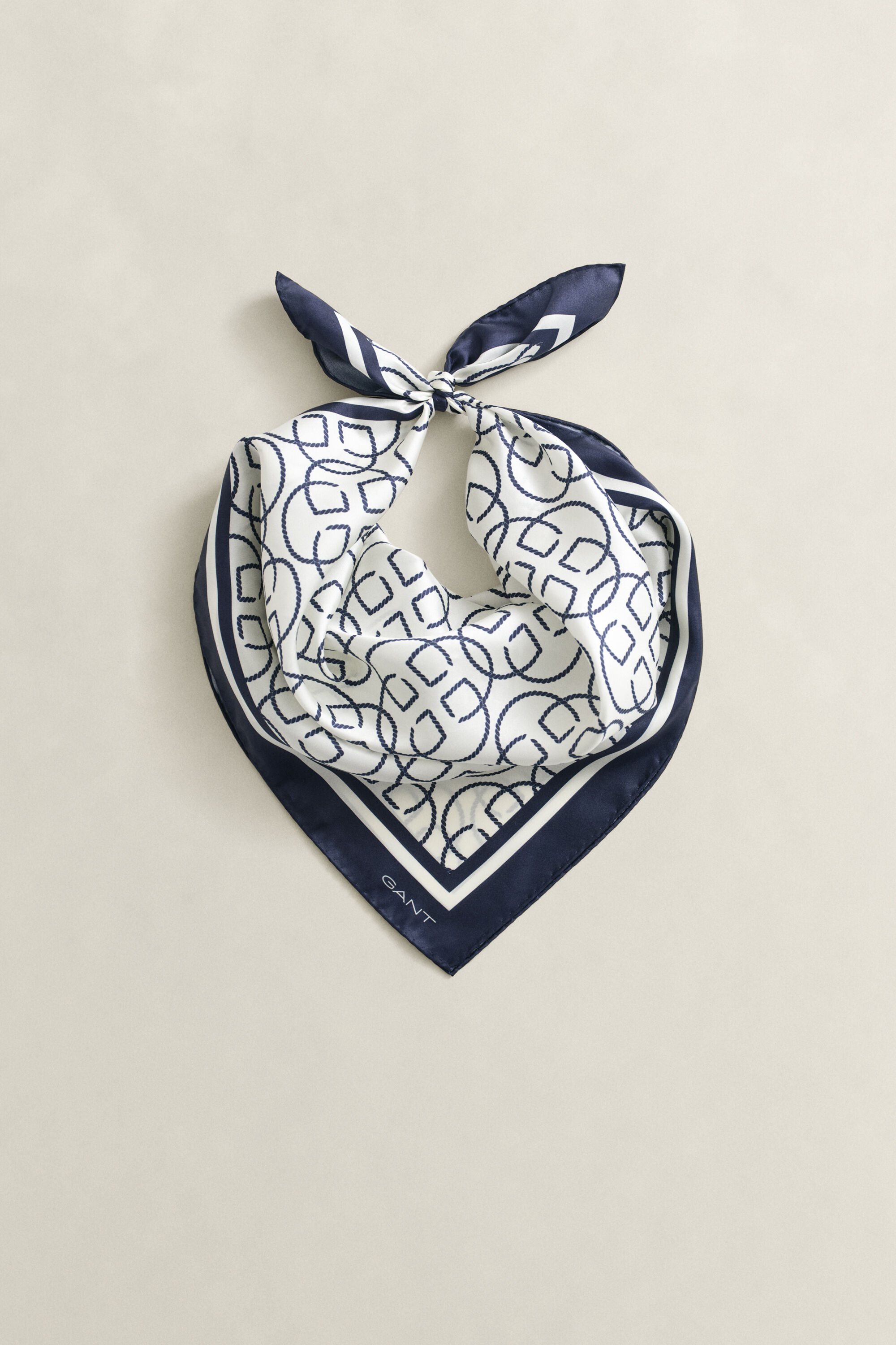 Foulard di seta con monogramma