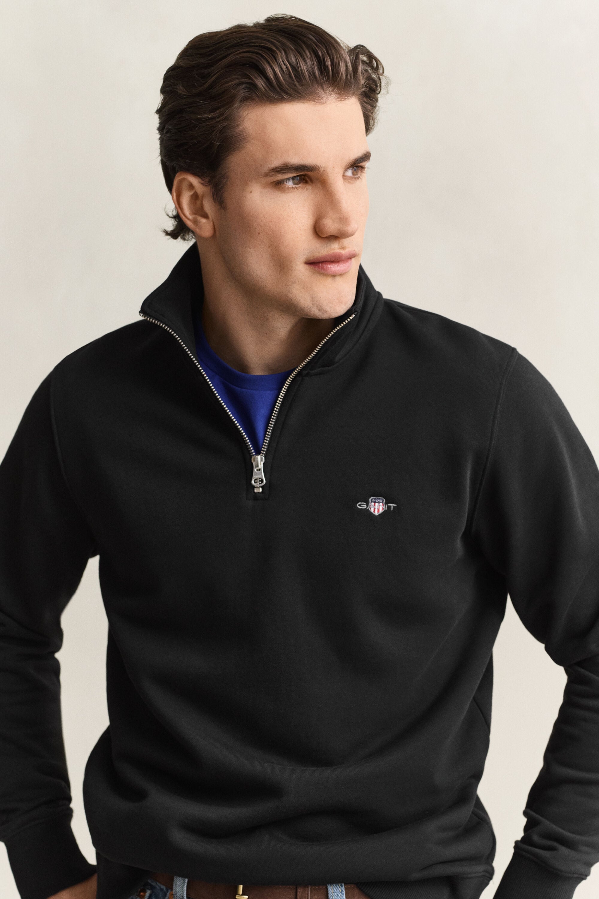 Felpa Shield con zip corta
