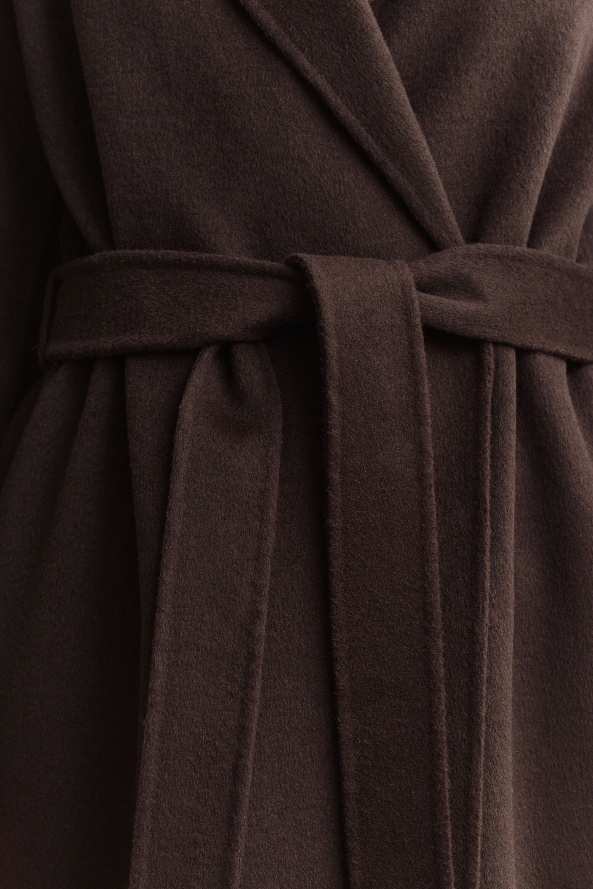 Cappotto con cintura e cuciture a mano