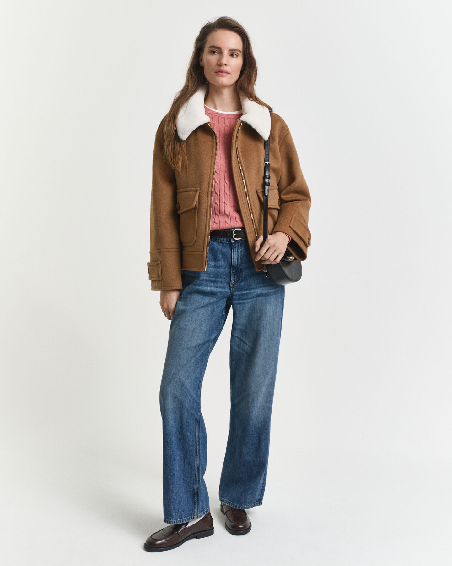 Maglia girocollo in cotone elasticizzato a trecce